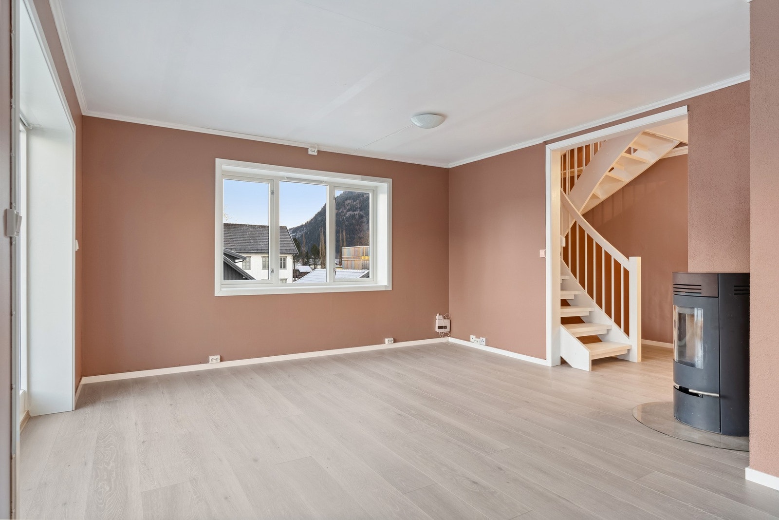 Stuen byr på gode møbleringsmuligheter. Galleribilde