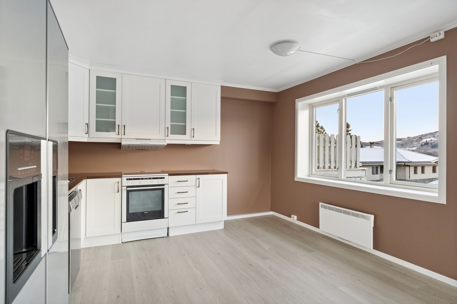 Om man ønsker er det plass til en spisegruppe eller ekstra benke - og oppbevaringsplass. Galleribilde