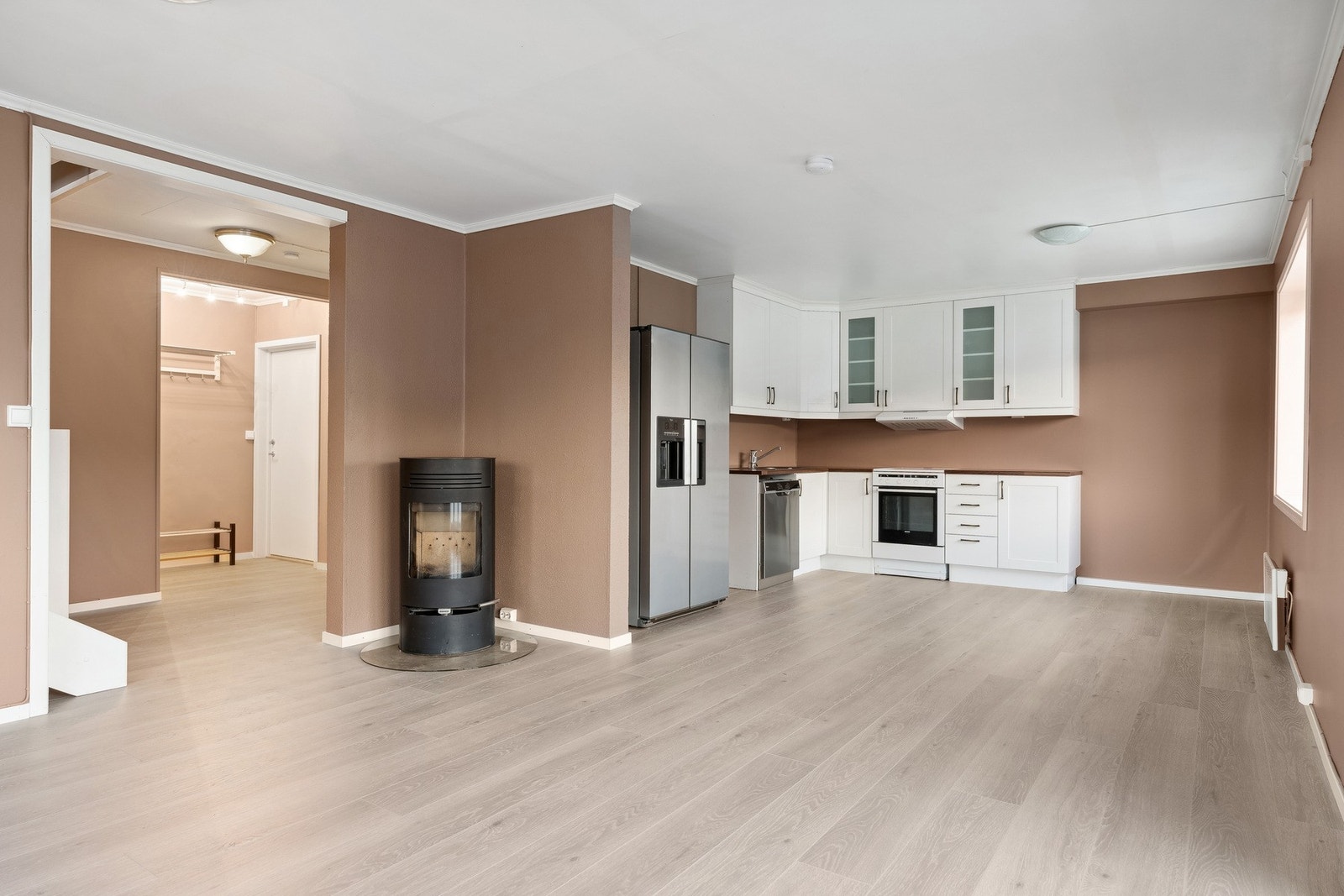 Stue og kjøkken har en åpen løsning, som måler totalt 29 kvm. Leiligheten ligger sentralt til i et rolig boligområde, med kort veg til barnehage, barneskole, butikker og offentlige kontorer. Galleribilde