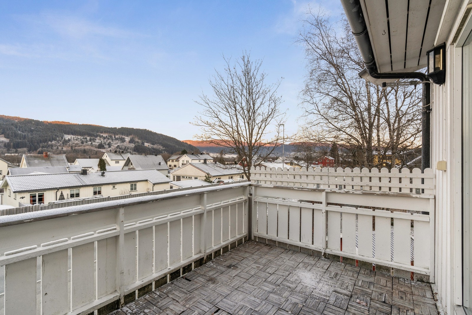 Det er gangavstand til bussholdeplass og god offentlig kommunikasjon til Trondheim. Galleribilde