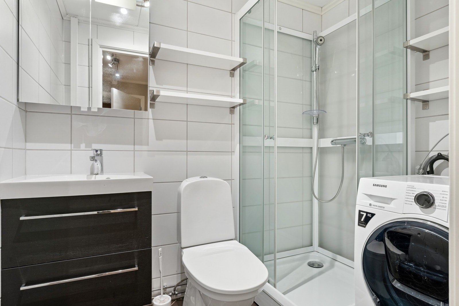 Loftsetasjets bad måler 3 kvm, og har opplegg til vaskemaskin. Galleribilde