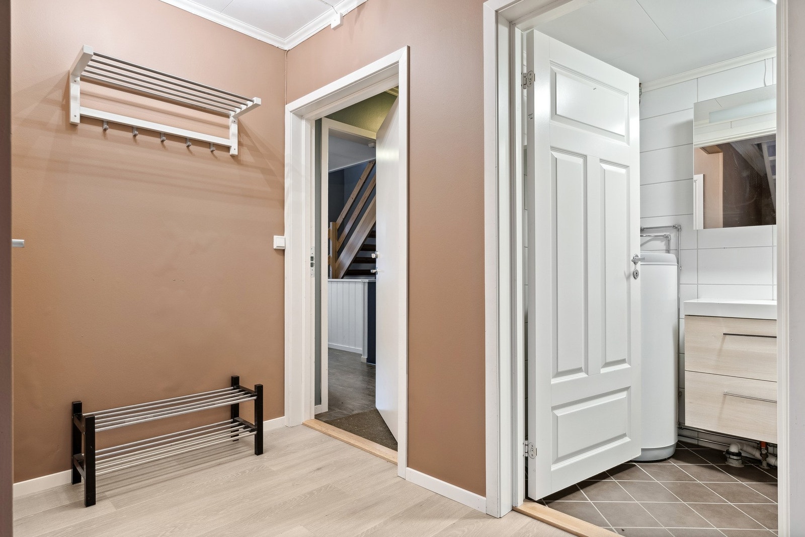 Leilighetens entrè. Godt med plass til oppbevaring av sko og yttertøy. Galleribilde