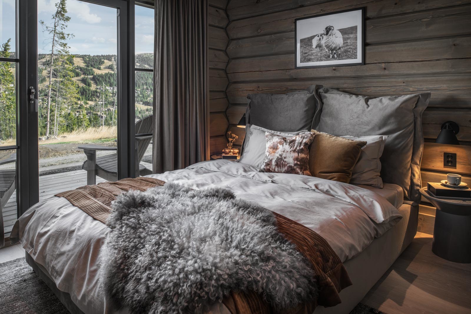 Hovedsoverom i første etasje med utgang til terrasse - Entré. Illustrasjonsbilde fra lignende laftehytte, avvik vil forekomme Galleribilde