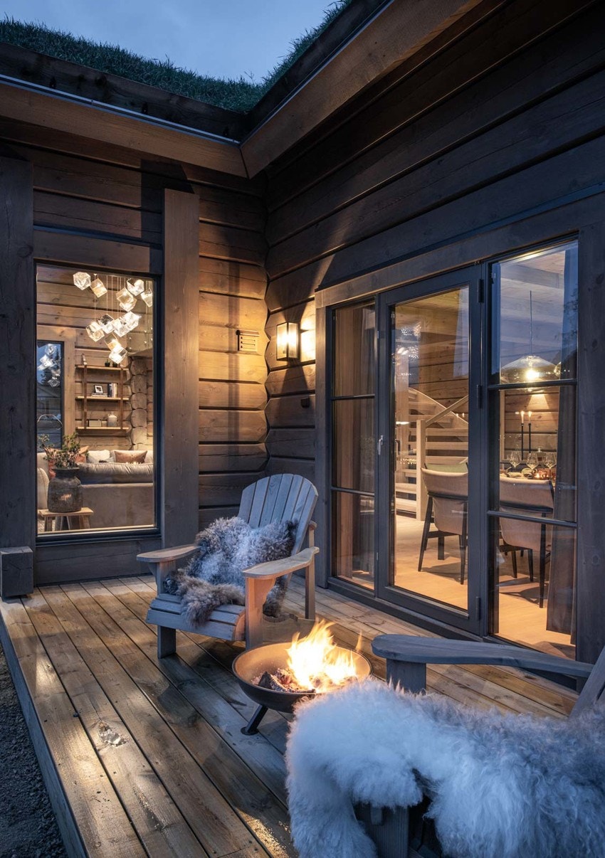 Hyttene får romslige terrasser hvor du kan skap et flott utemiljø. Illustrasjonsbilde fra lignende laftehytte, avvik vil forekomme Galleribilde