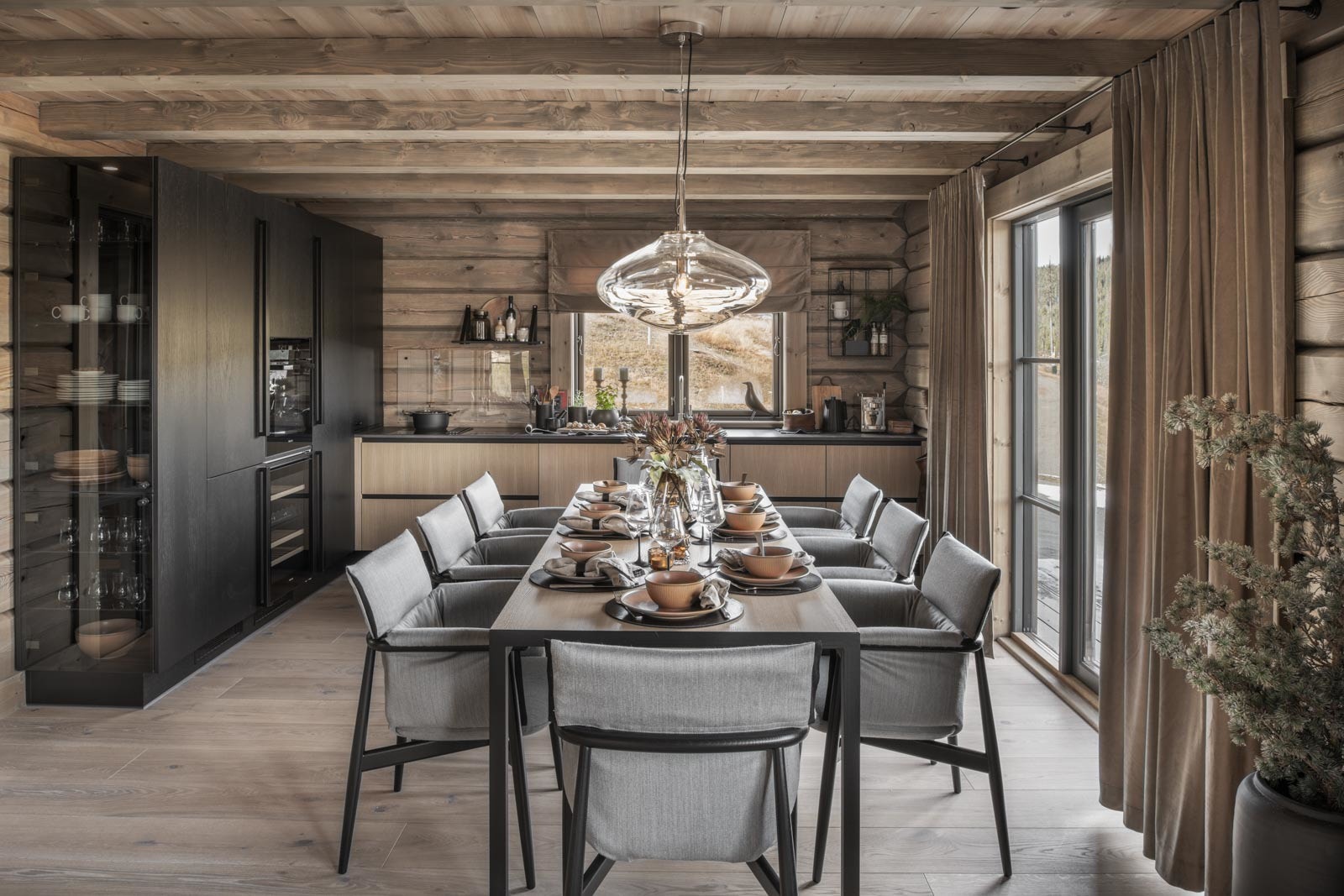 Her er det god plass til spisestuen - Illustrasjonsbilde fra lignende laftehytte, avvik vil forekomme Galleribilde