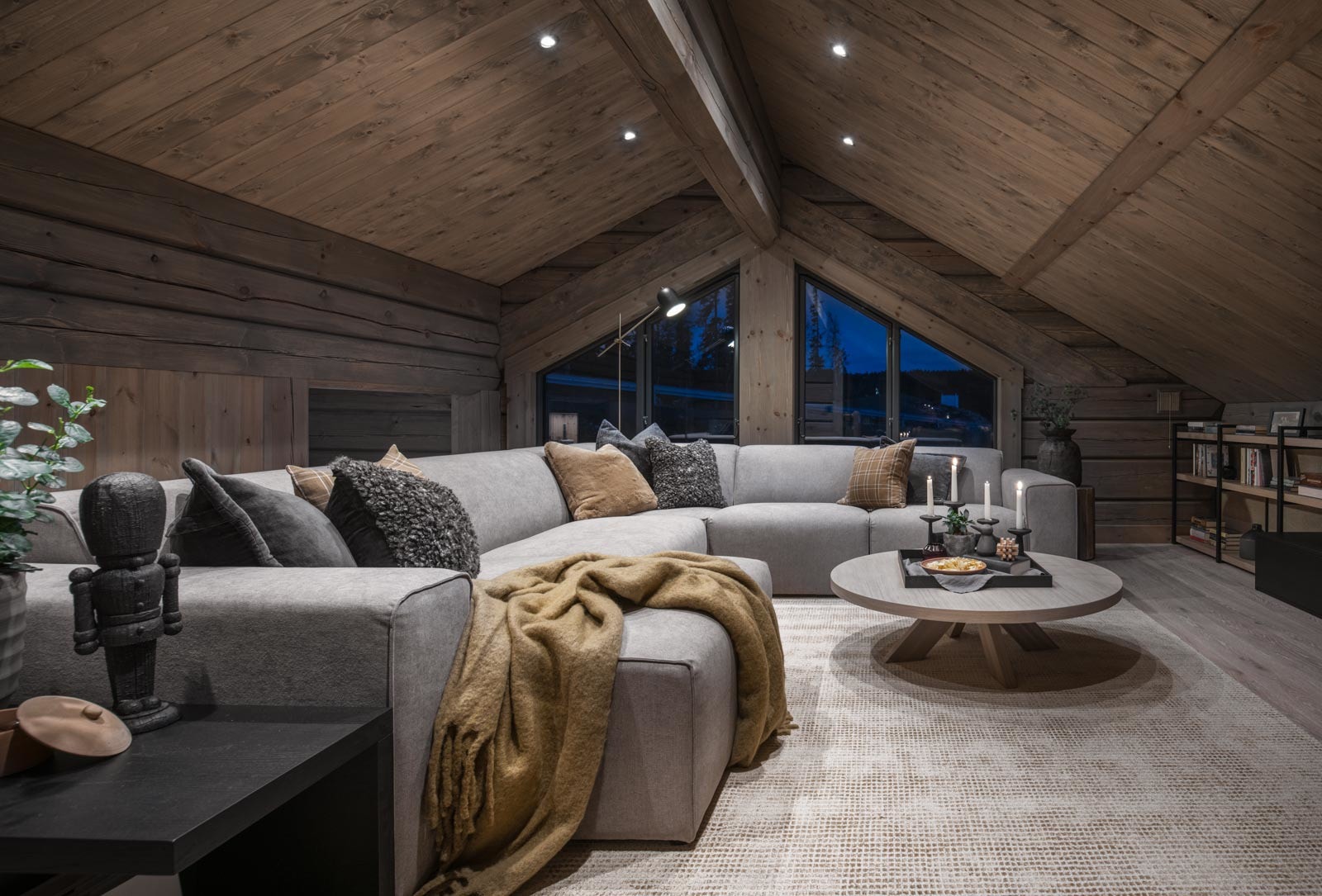 Stue i andre etajse - Illustrasjonsbilde fra lignende laftehytte, avvik bl.a i planløsning vil forekomme Galleribilde