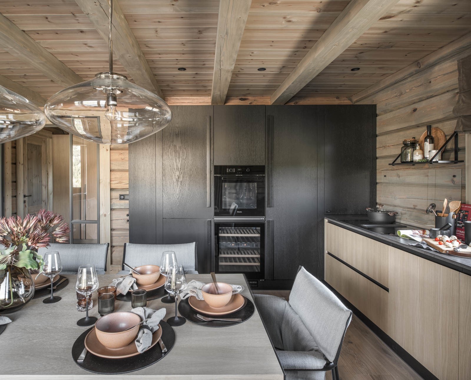 Legger kjøkkeninnredning med integrerte hvitevarer. Illustrasjonsbilde fra lignende laftehytte, avvik vil forekomme Galleribilde