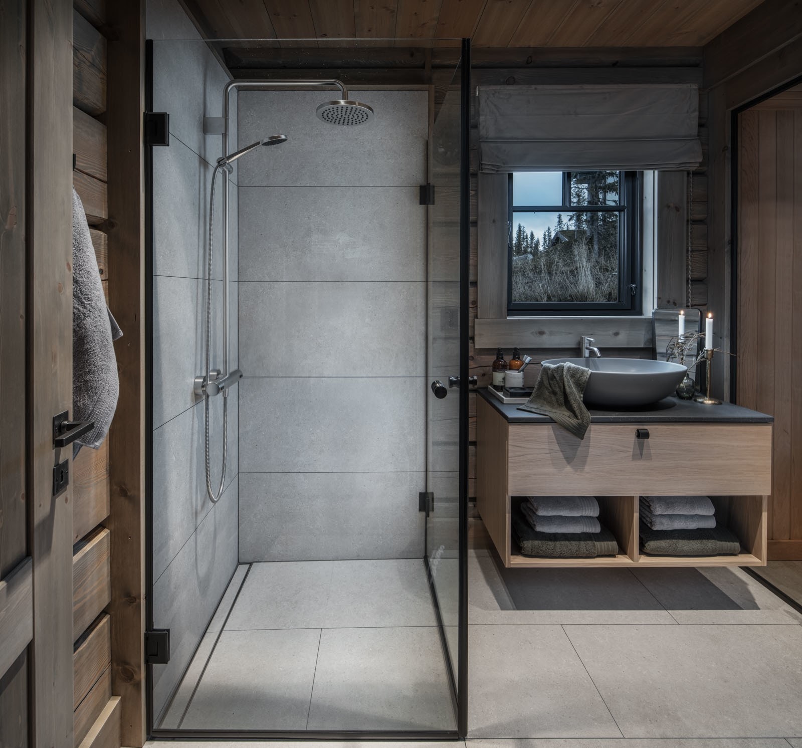 : Pent bad med badstue i første etasje. Illustrasjonsbilde fra lignende laftehytte, avvik vil forekomme Galleribilde