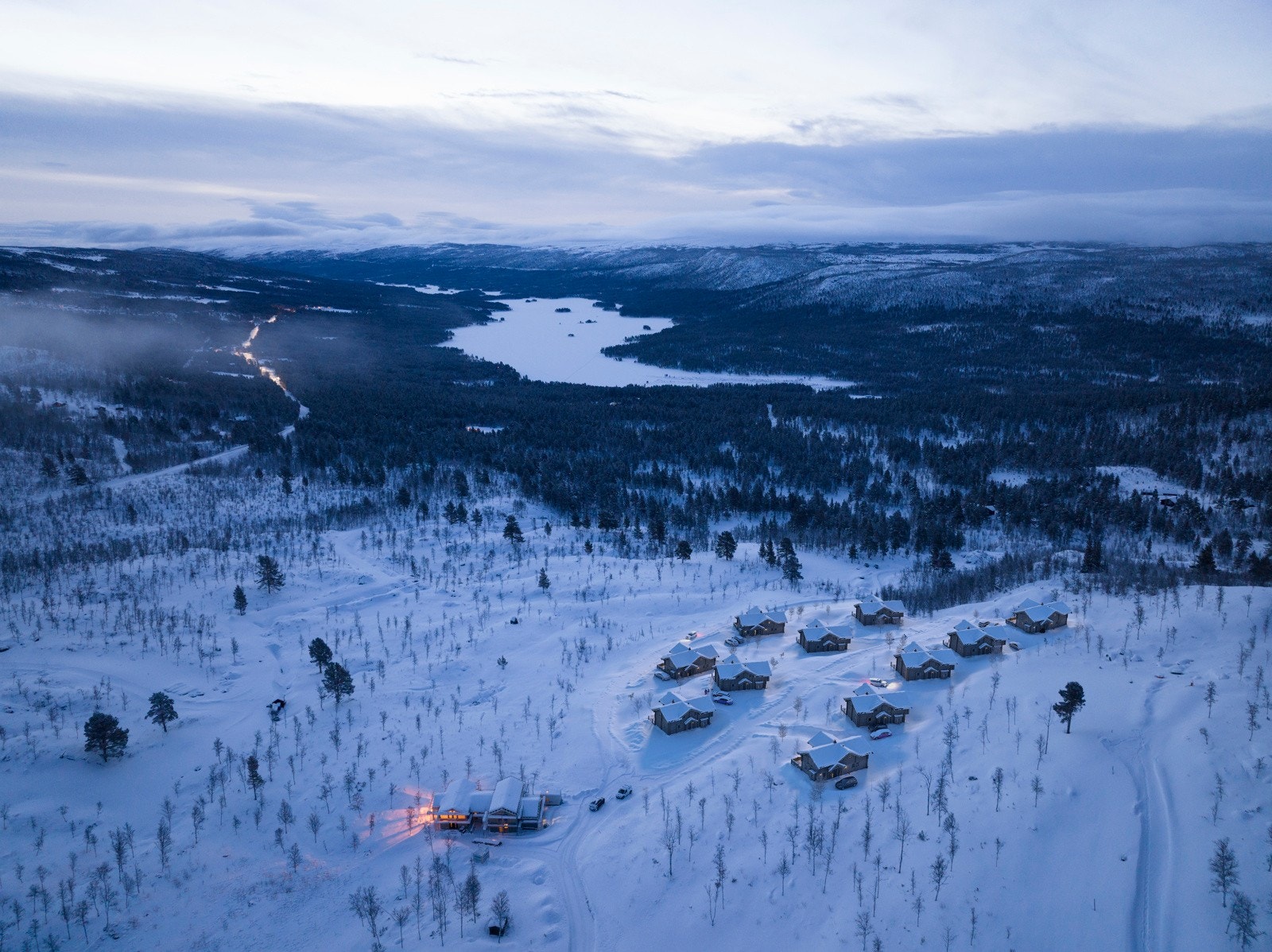Luften er klarere, naturen vakrere, fullmånen større og stjernehimmelen mer spektakulær.... Alt du kan ønske deg for din nye fritidsdrøm. Illustrasjon av område. Avvik vil kunne forekomme Galleribilde