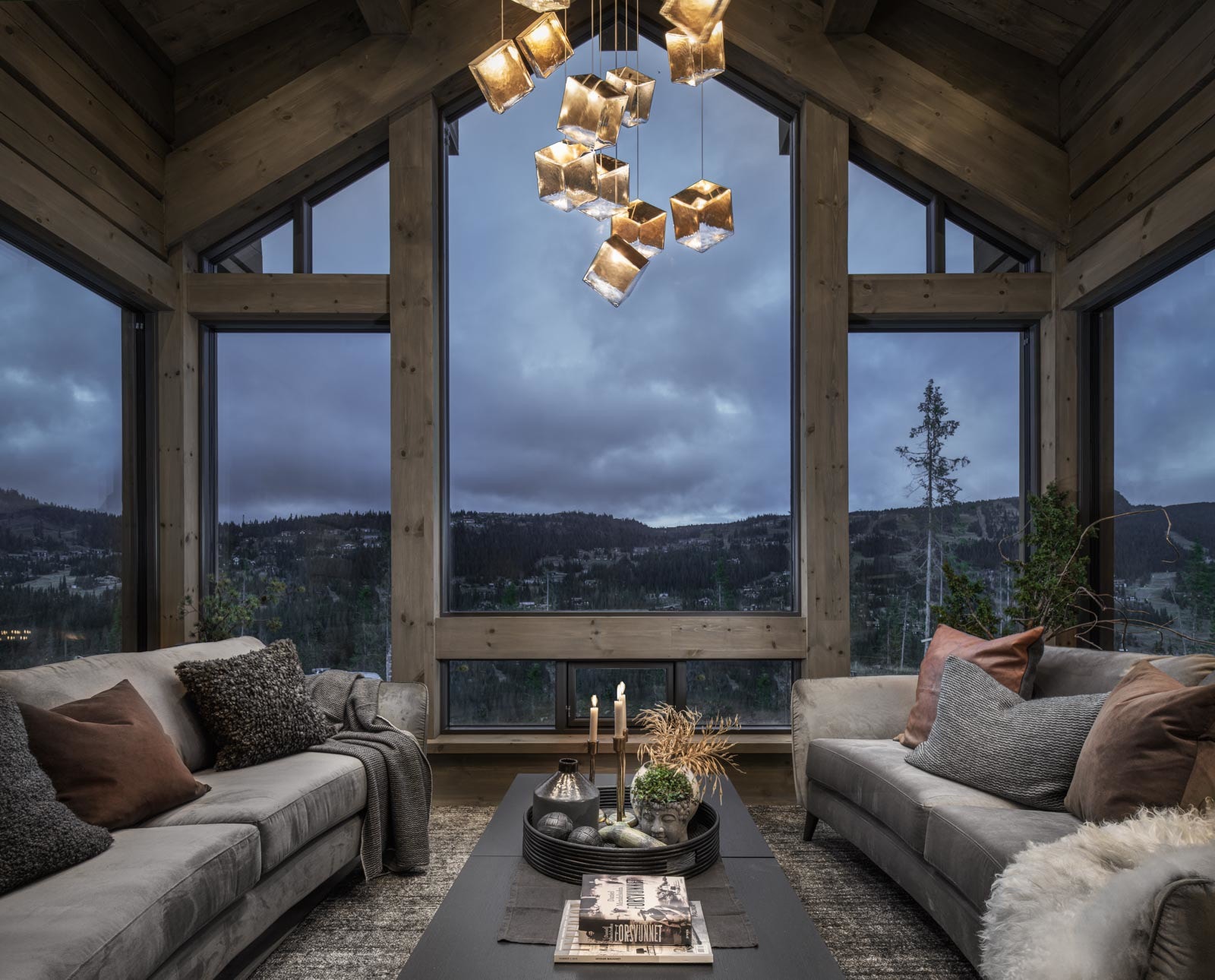 Selve hjerte i hytten - stue med god takhøyde og store vindusflater som gir deg panoramautsikt. Illustrasjonsbilde fra lignende laftehytte, avvik vil forekomme Galleribilde