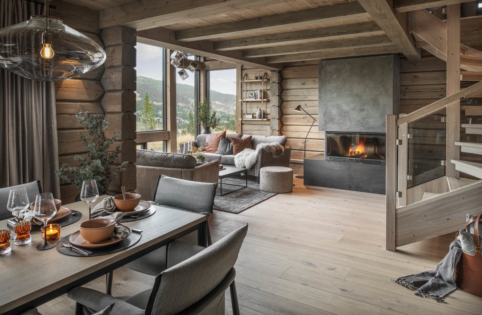 Lys og åpen løsning mellom syie og kjøkkendel. I stuen er det også en flott lun peis. Illustrasjonsbilde fra lignende laftehytte, avvik vil forekomme Galleribilde