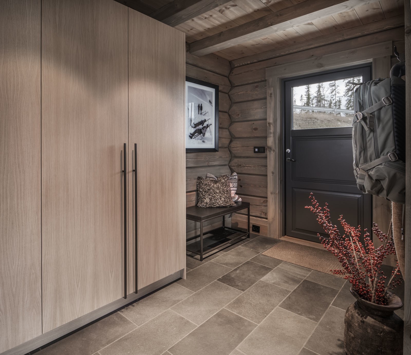 Entré. Illustrasjonsbilde fra lignende laftehytte, avvik vil forekomme Galleribilde