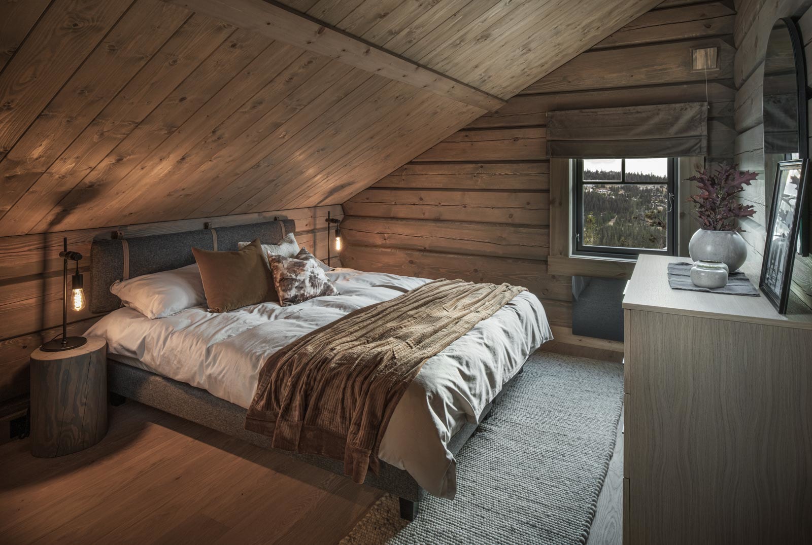 Fra stue i andre etasje er det glassrekkverk som gir godt lys og utsikt også fra denne etasjen. Illustrasjonsbilde fra lignende laftehytte, avvik vil forekomme Galleribilde