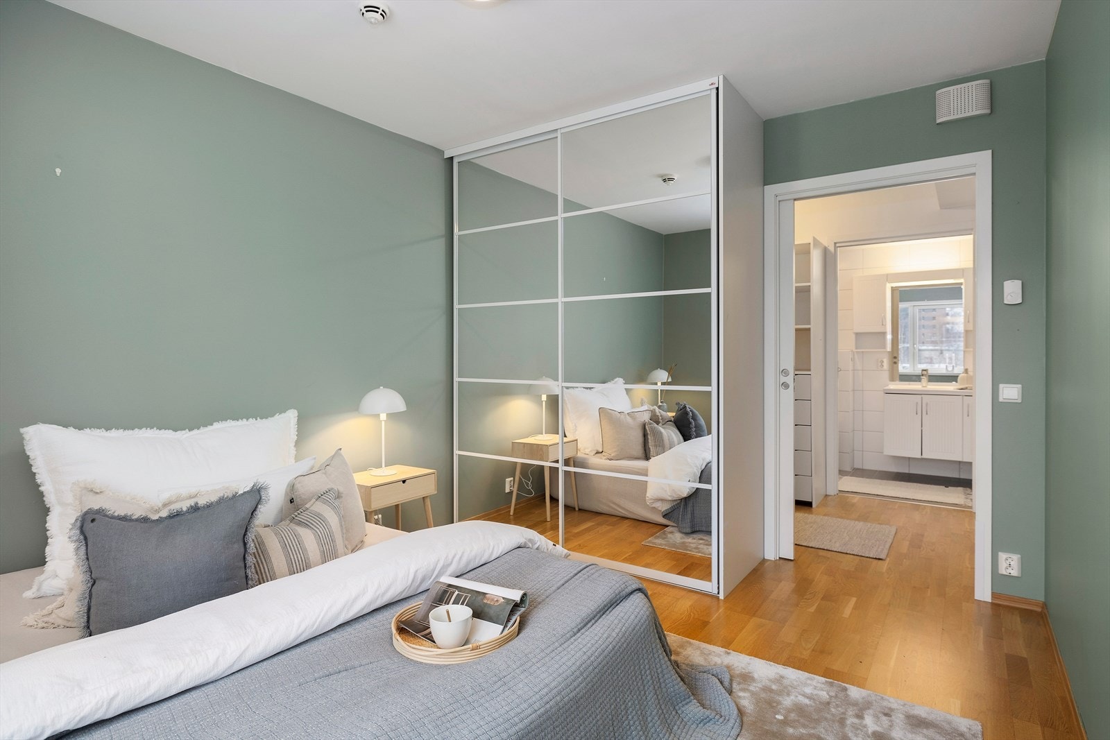 Gode garderobeløsninger på soverom og i walk in garderobe tilknyttet rommet. Galleribilde