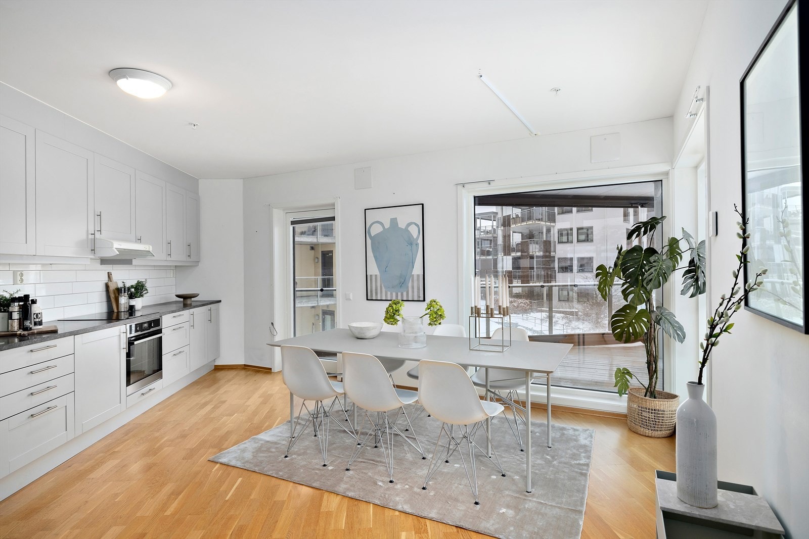 Stort separat kjøkken med god plass til et stort spisebord. Galleribilde