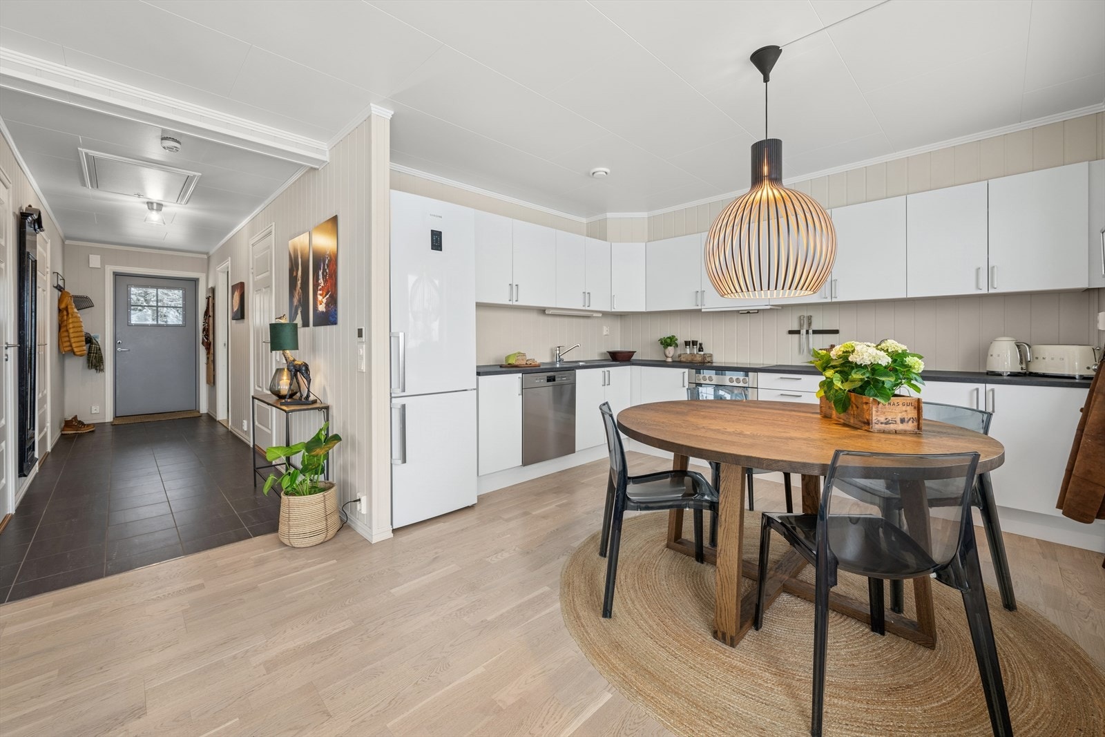 Det er behagelig vannbåren gulvvarme i stue/kjøkken, gang og bad. Galleribilde