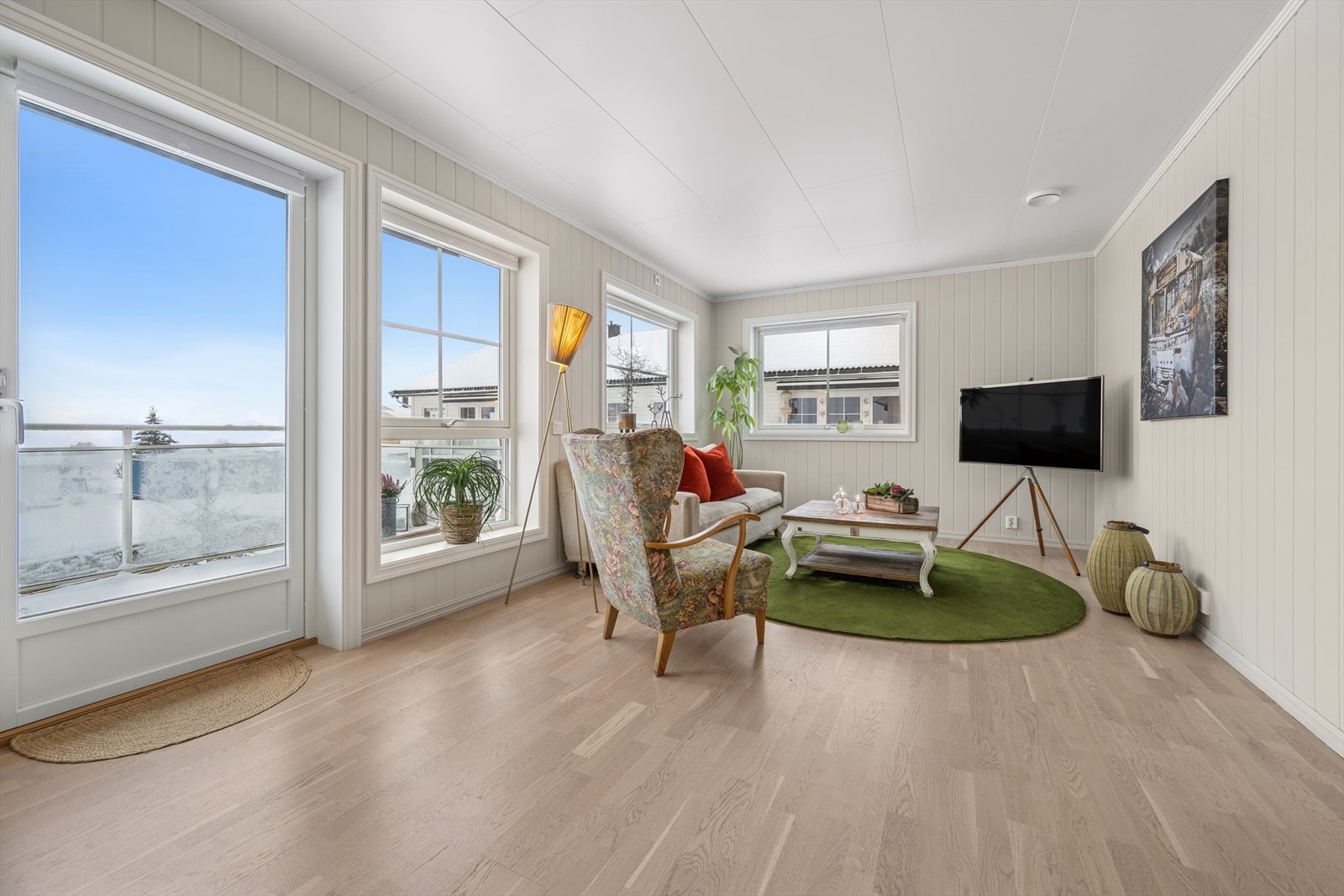 Boligen har en lys og åpen stue-/kjøkkenløsning som gir en god romfølelse. Galleribilde