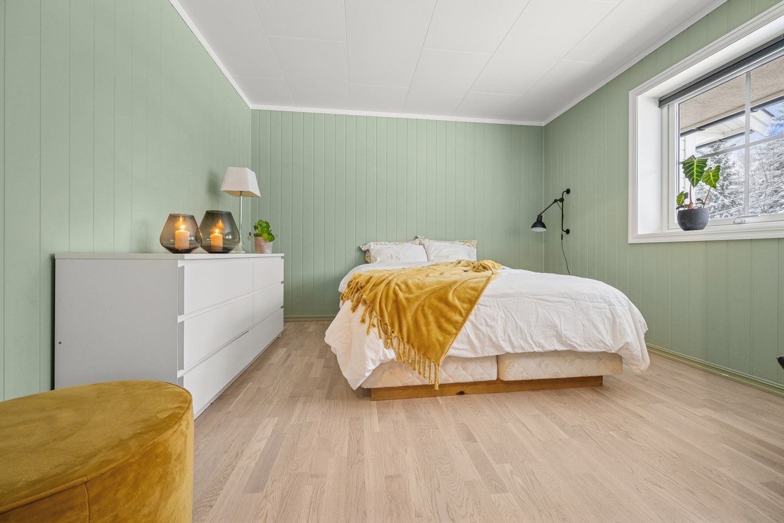 Soverom 1, med god plass til dobbeltseng og annet møblement. Galleribilde