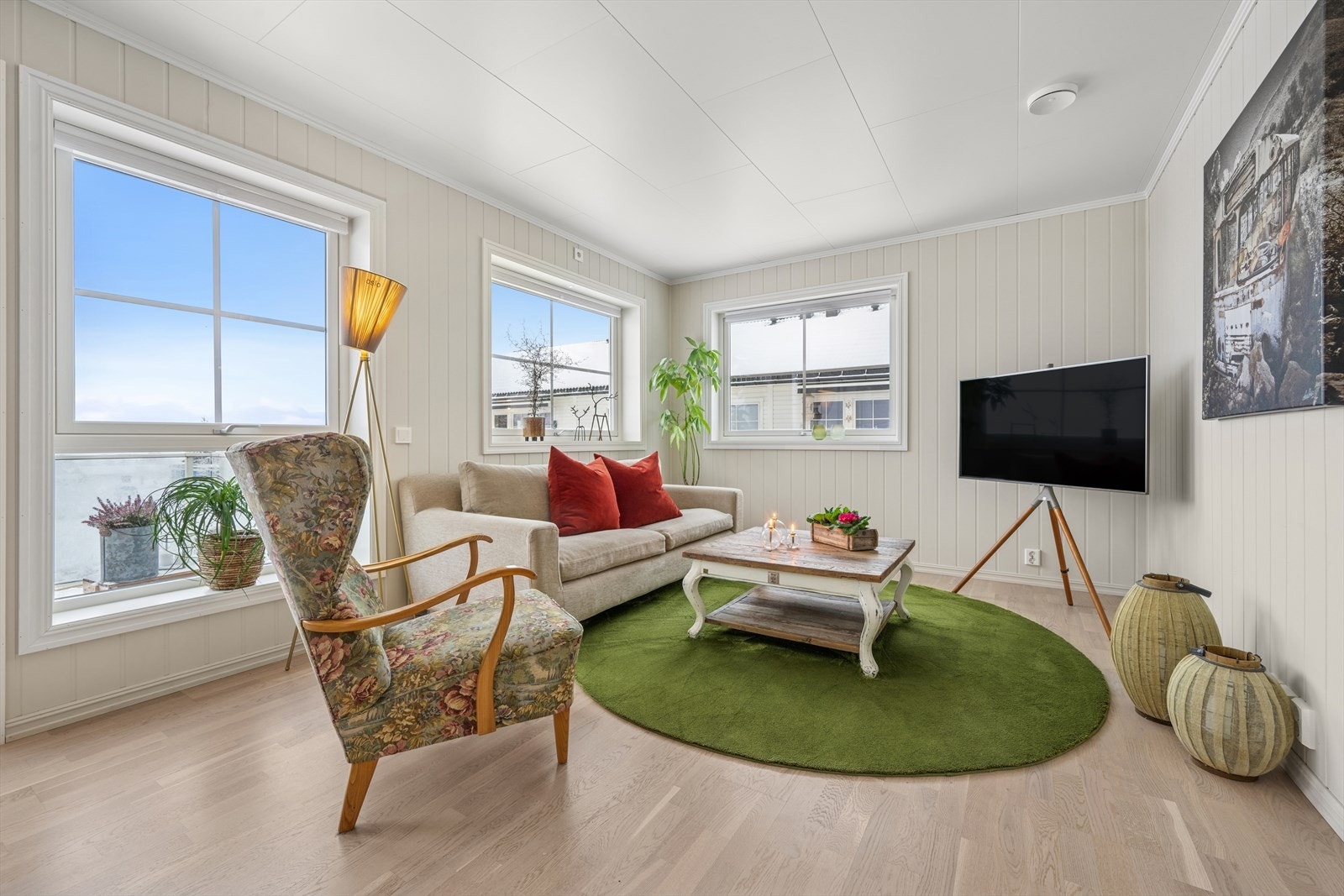 Vindusflatene gir godt med naturlig lys inn i boligen. Galleribilde