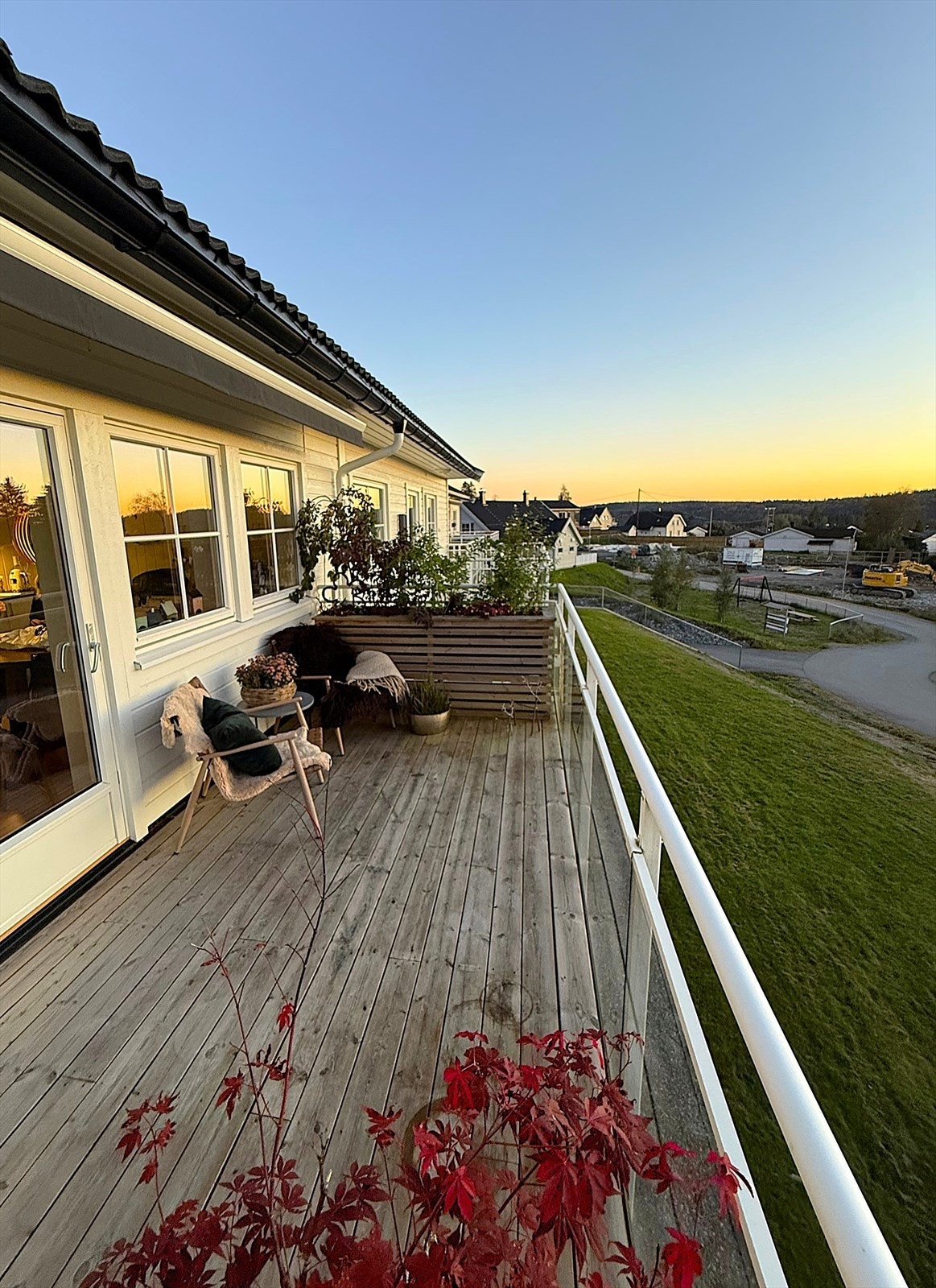 Koselig vestvendt balkong med fin utsikt. Her er det installert elektrisk markise for solskjerming. Galleribilde