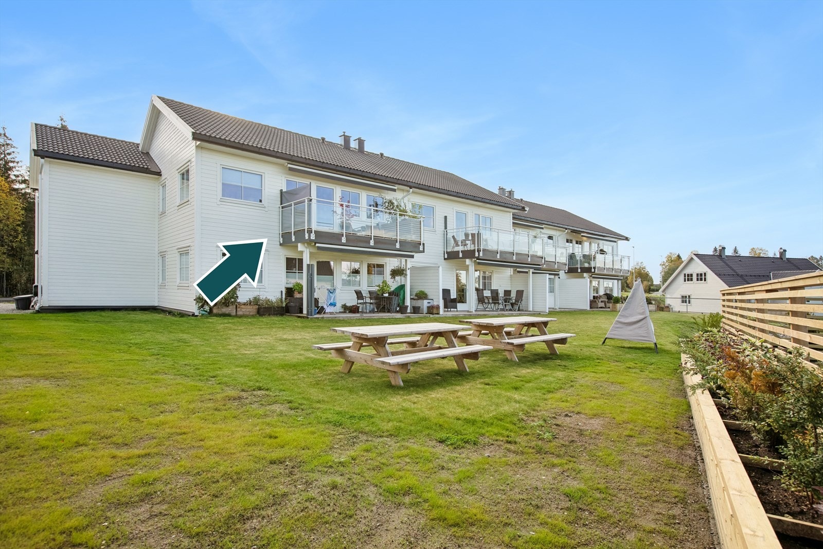 Leiligheten ligger på enden av bygget, i andre etasje med balkong. Galleribilde