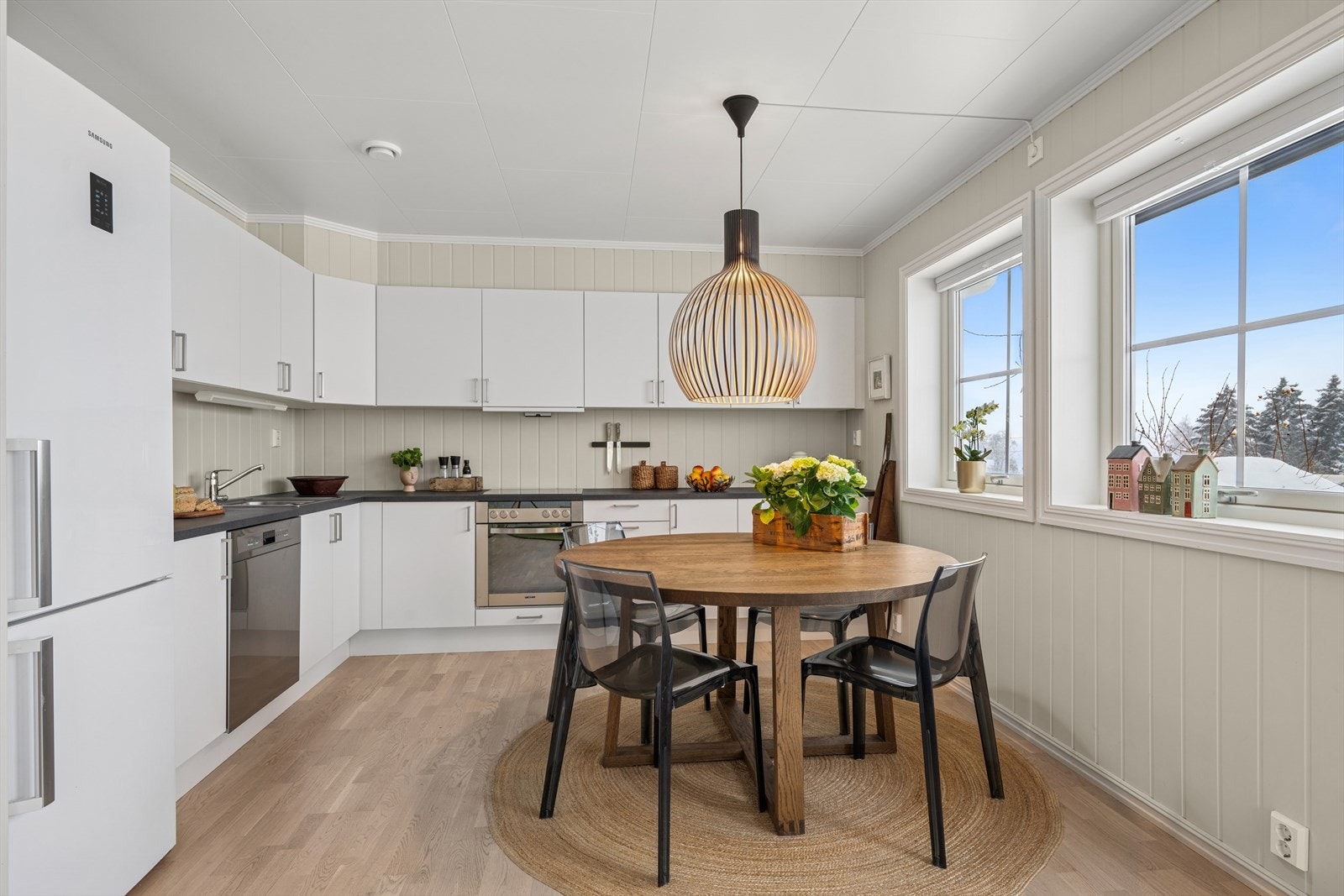 Kjøkkenet har godt med skap og benkplass for matlaging. Galleribilde