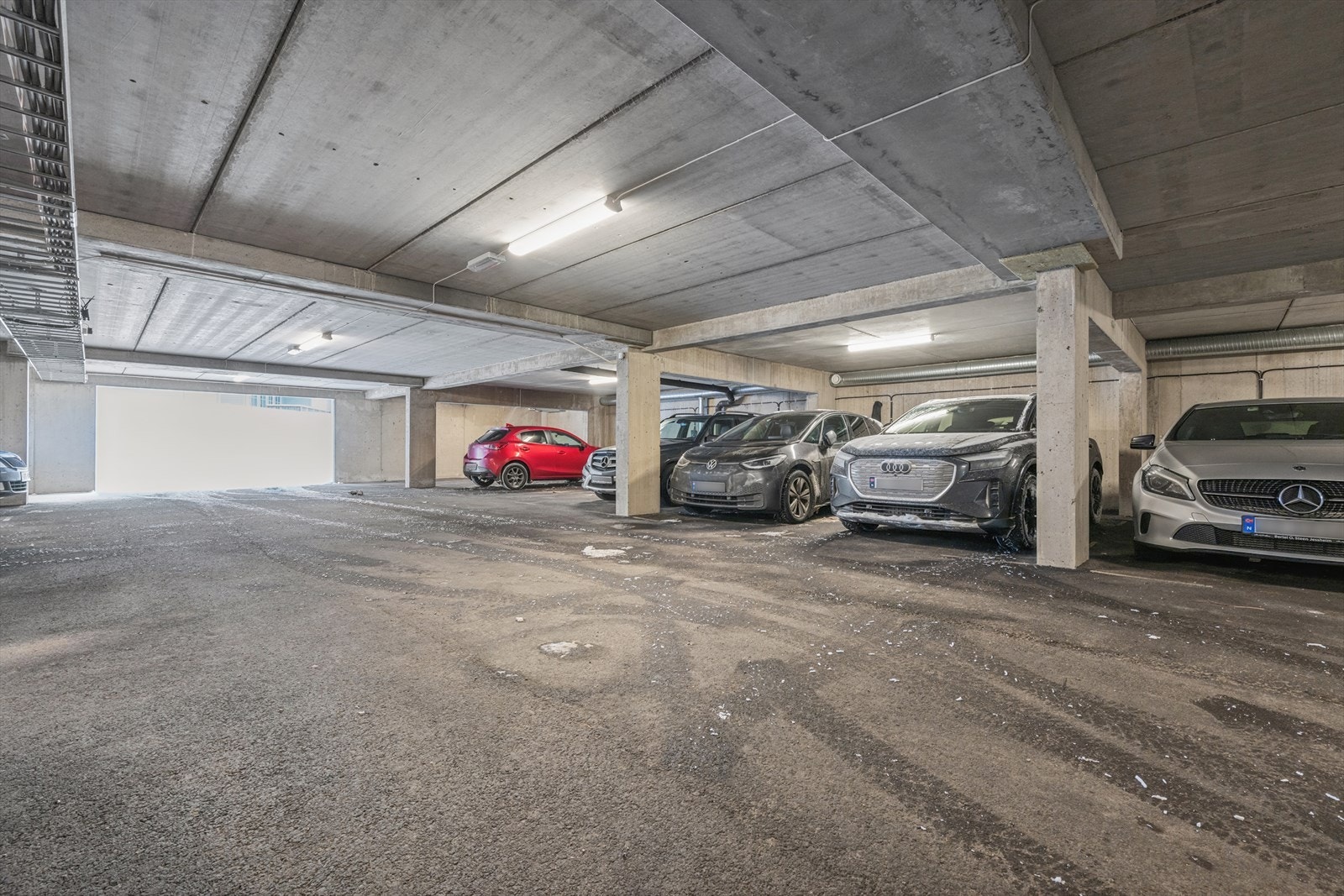 Én garasjeplass med elbillader medfølger seksjonen, samt en sportsbod i kjeller. Galleribilde