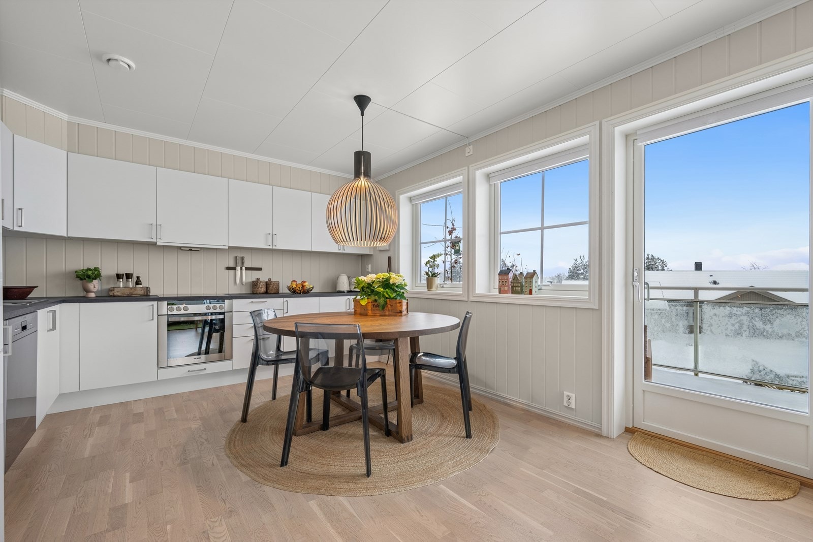 Fra stua er det utgang til en balkong på ca. 11 kvm med fin utsikt. Galleribilde