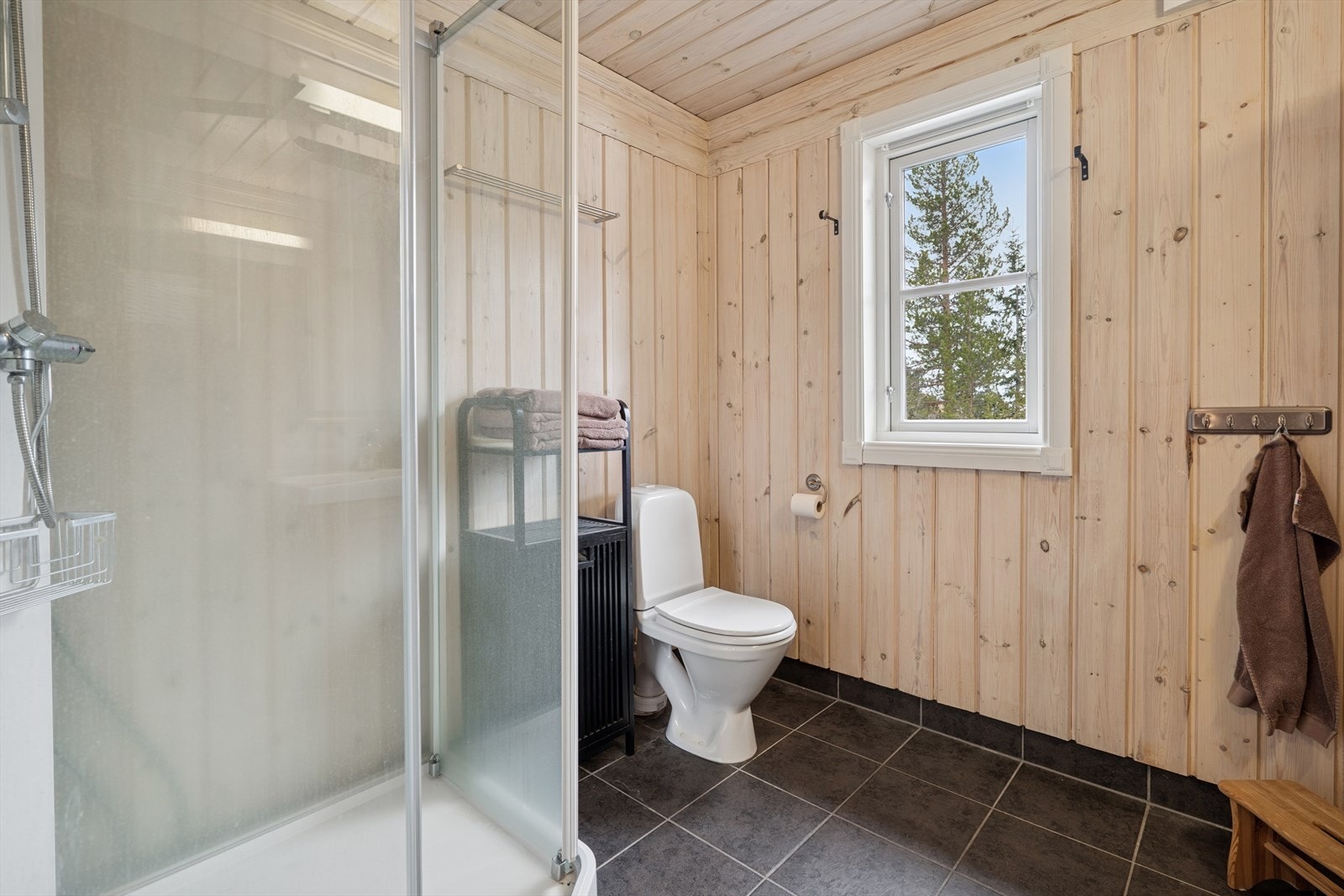 Baderom med dusjkabinett og wc. Varmekabler i gulv. Mekanisk avtrekk. Galleribilde