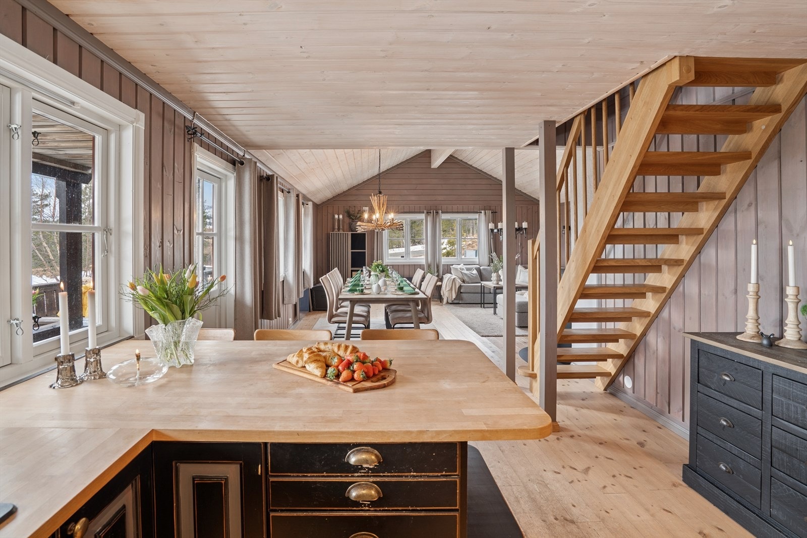 Åpen, lys og praktisk planløsning som forbinder kjøkken og stue, og skaper et åpent og innbydende rom for både matlaging og sosiale sammenkomster. Galleribilde