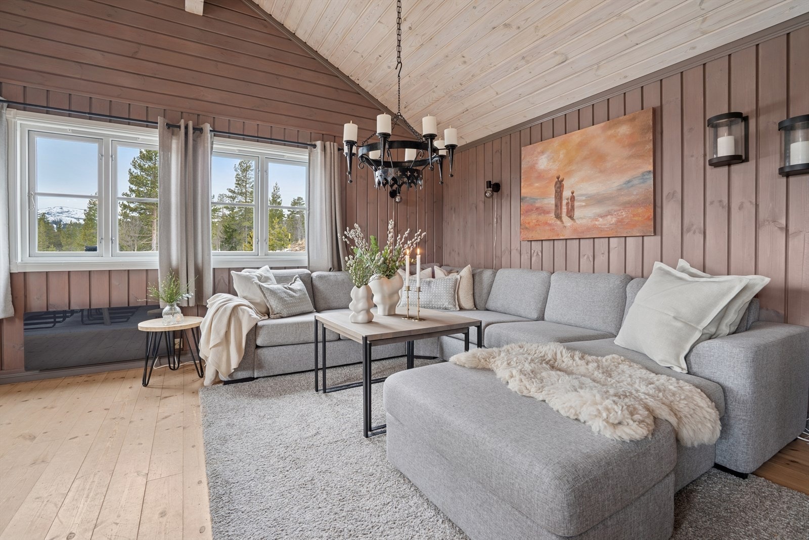 Romslig sofagruppe som skaper et perfekt sted for avslapning og hyggelige stunder med familie og venner. Galleribilde