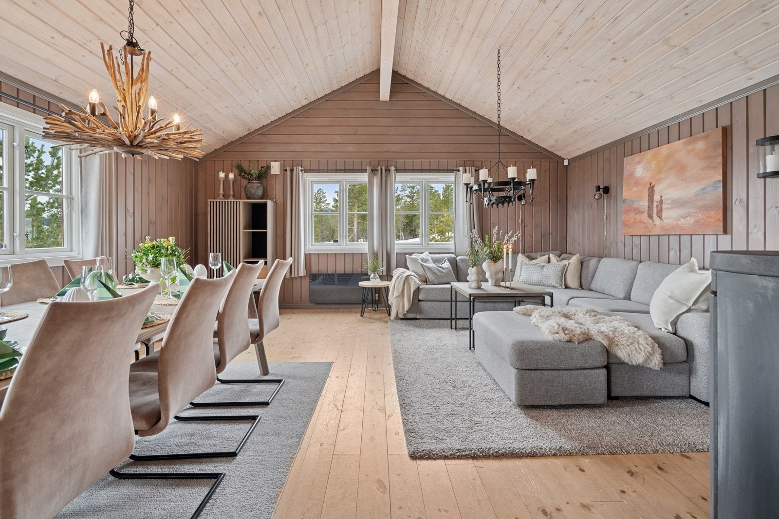 Herlig og romslig stue med store vindusflater som slipper inn mye naturlig lys. Galleribilde