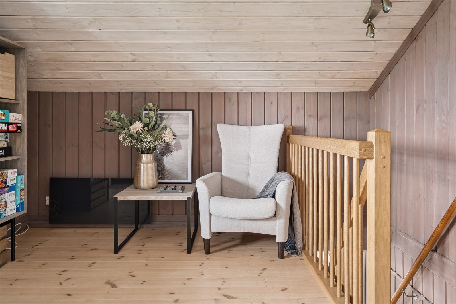 Lesekrok på loftstuen, et koselig sted for å forsvinne inn i en god bok og nyte rolige stunder. Galleribilde