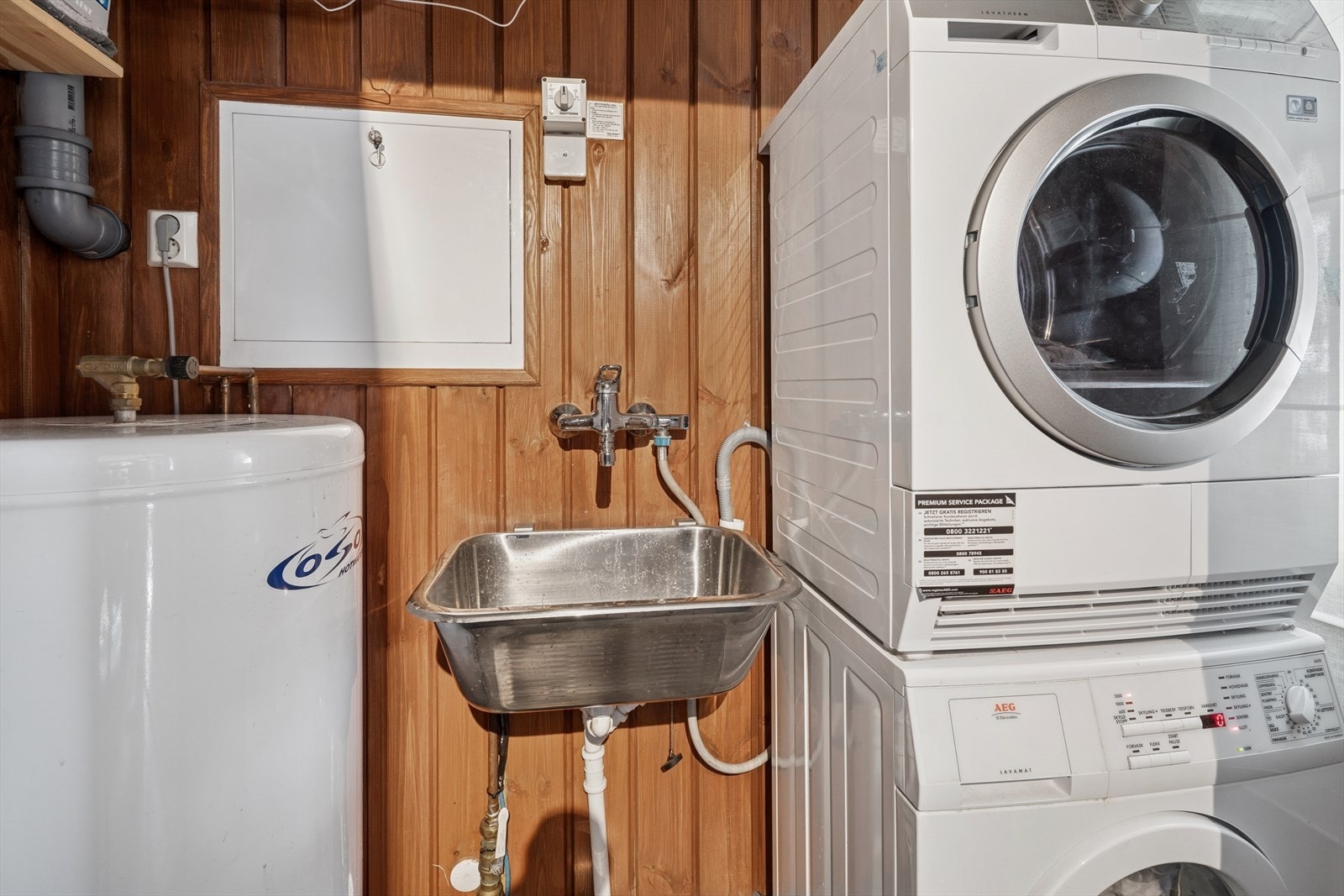 Vaskerom med servant og opplegg for vaskemaskin. Det er naturlig ventilering. Galleribilde