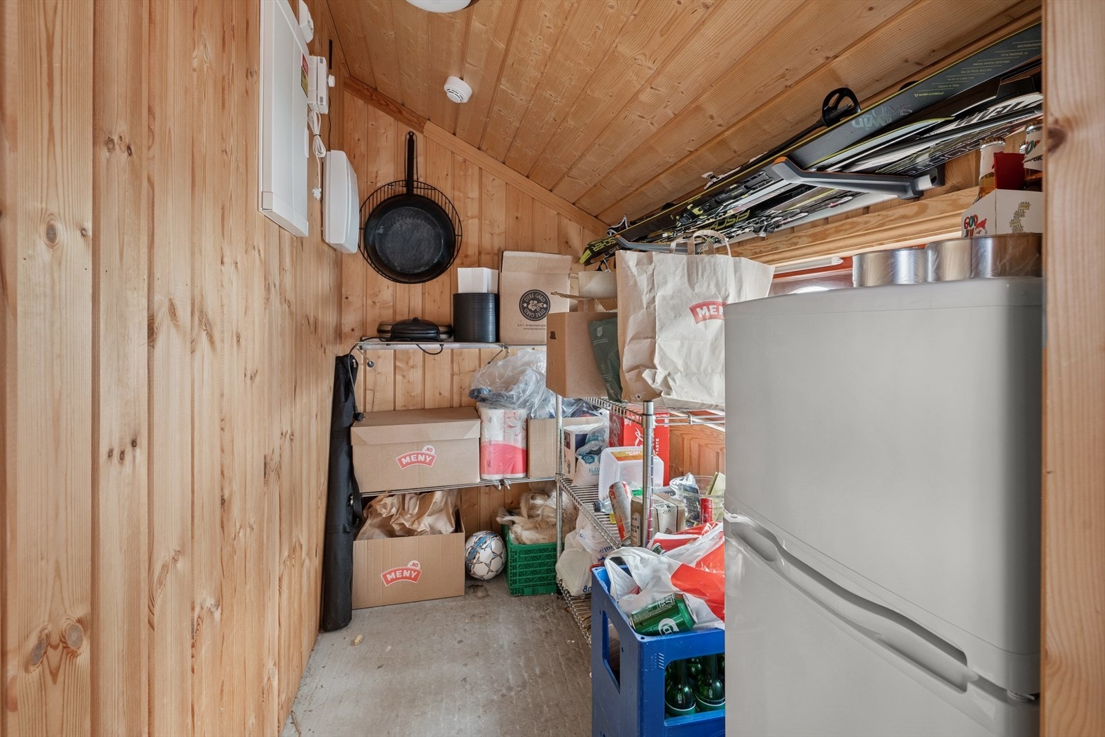 Praktisk lagringsbod for å organisere skiutstyr og annet friluftsutstyr. Galleribilde