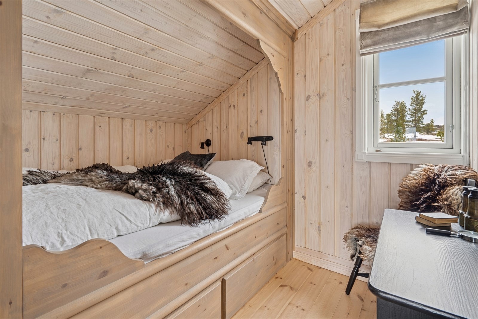 Lyst og trivelig soverom 2. etg. Her våkner du opp til naturens skjønnhet. Galleribilde