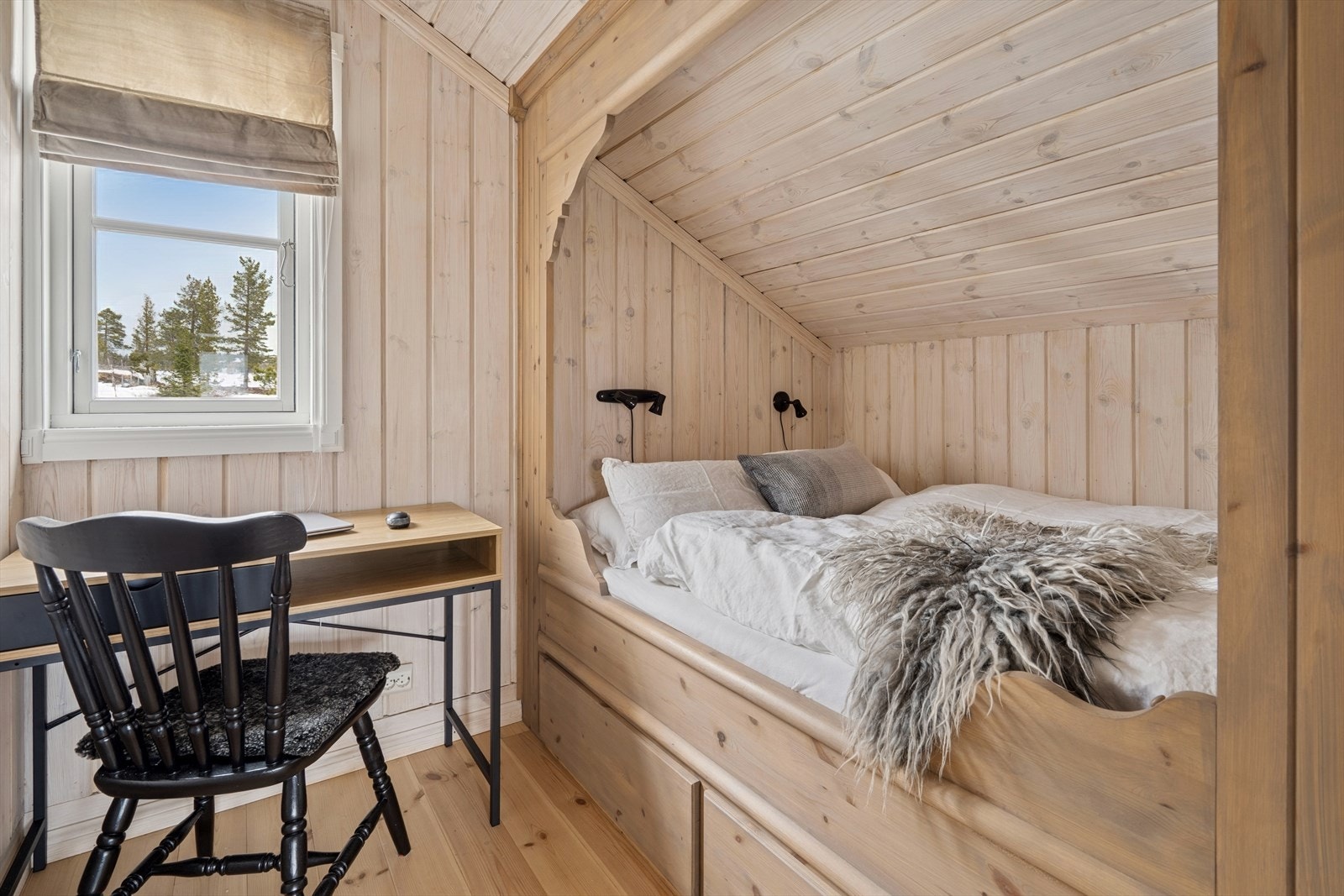 Lyst og trivelig soverom 2. etg. Her våkner du opp til naturens skjønnhet. Galleribilde