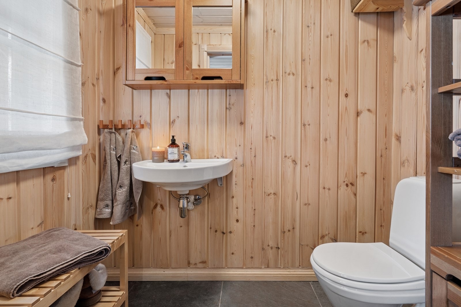 Toalettrom har panel i tak og vegger. Gulvfliser med varmekabler. Galleribilde