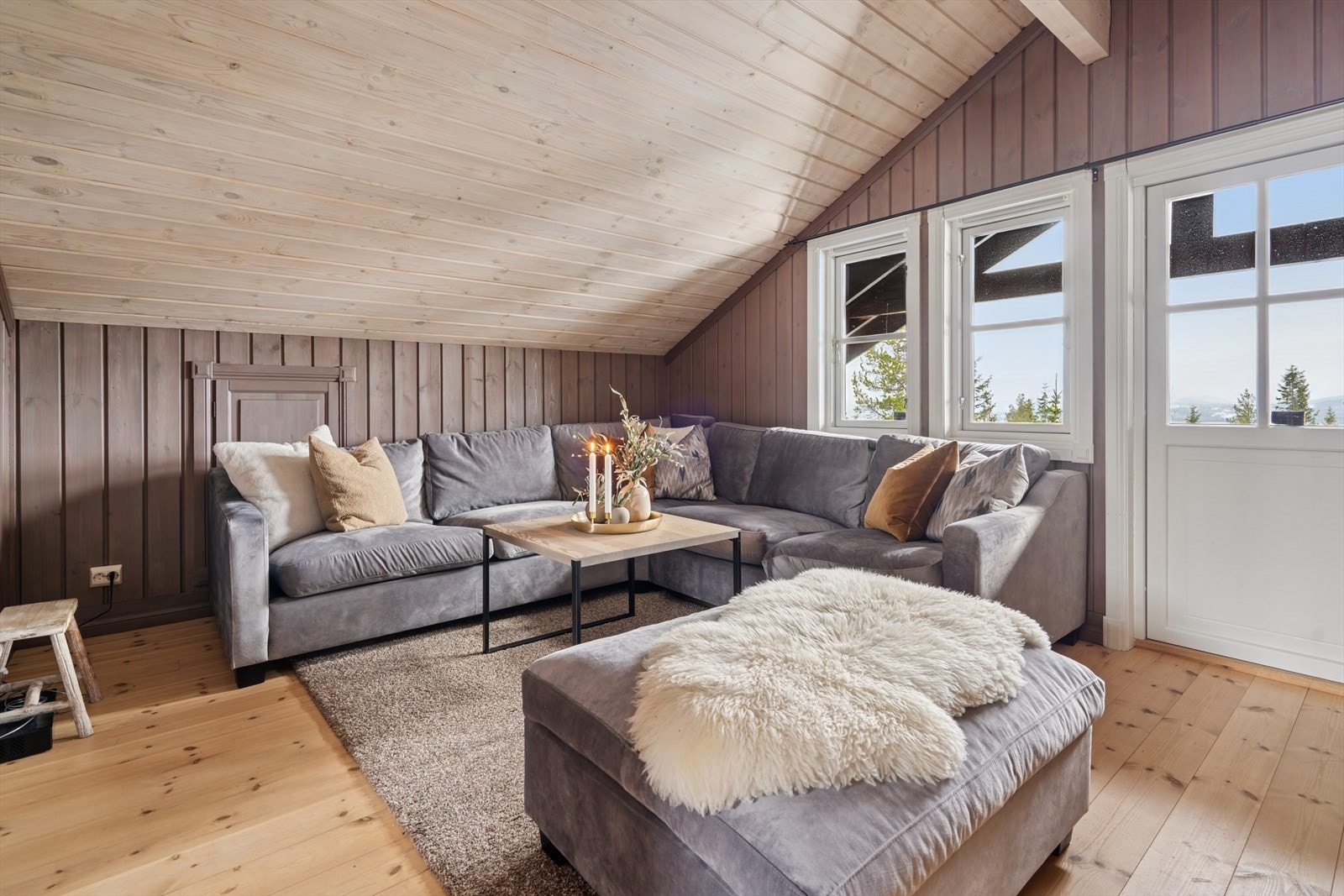 Meget pen loftstue for avslapning og hygge. Utgang til balkong. Galleribilde