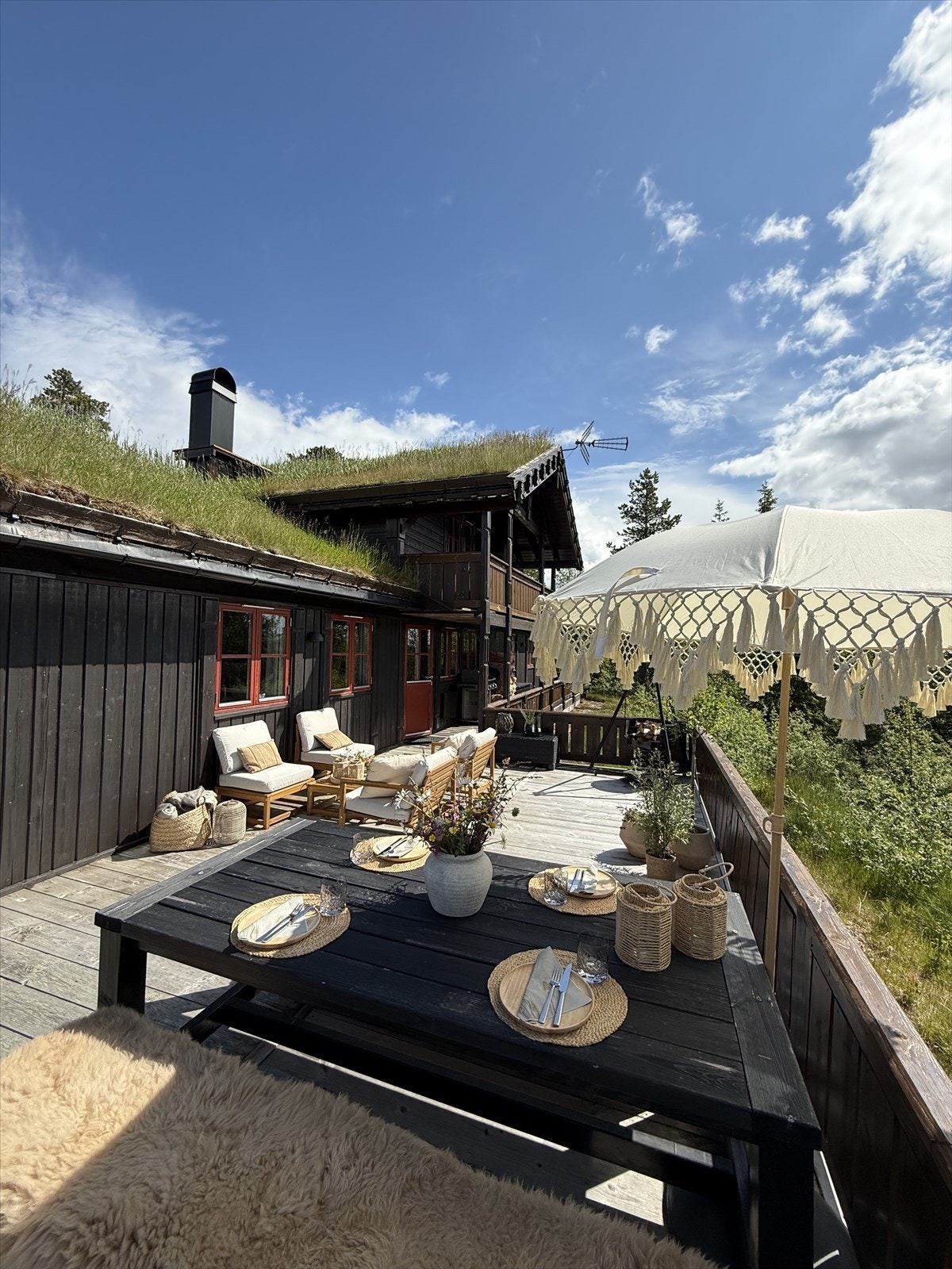 Her er det plass til hele gjengen, bålpanne på verandaen, og varme i hytta før du er ferdig med å pakke ut fra bilen Galleribilde