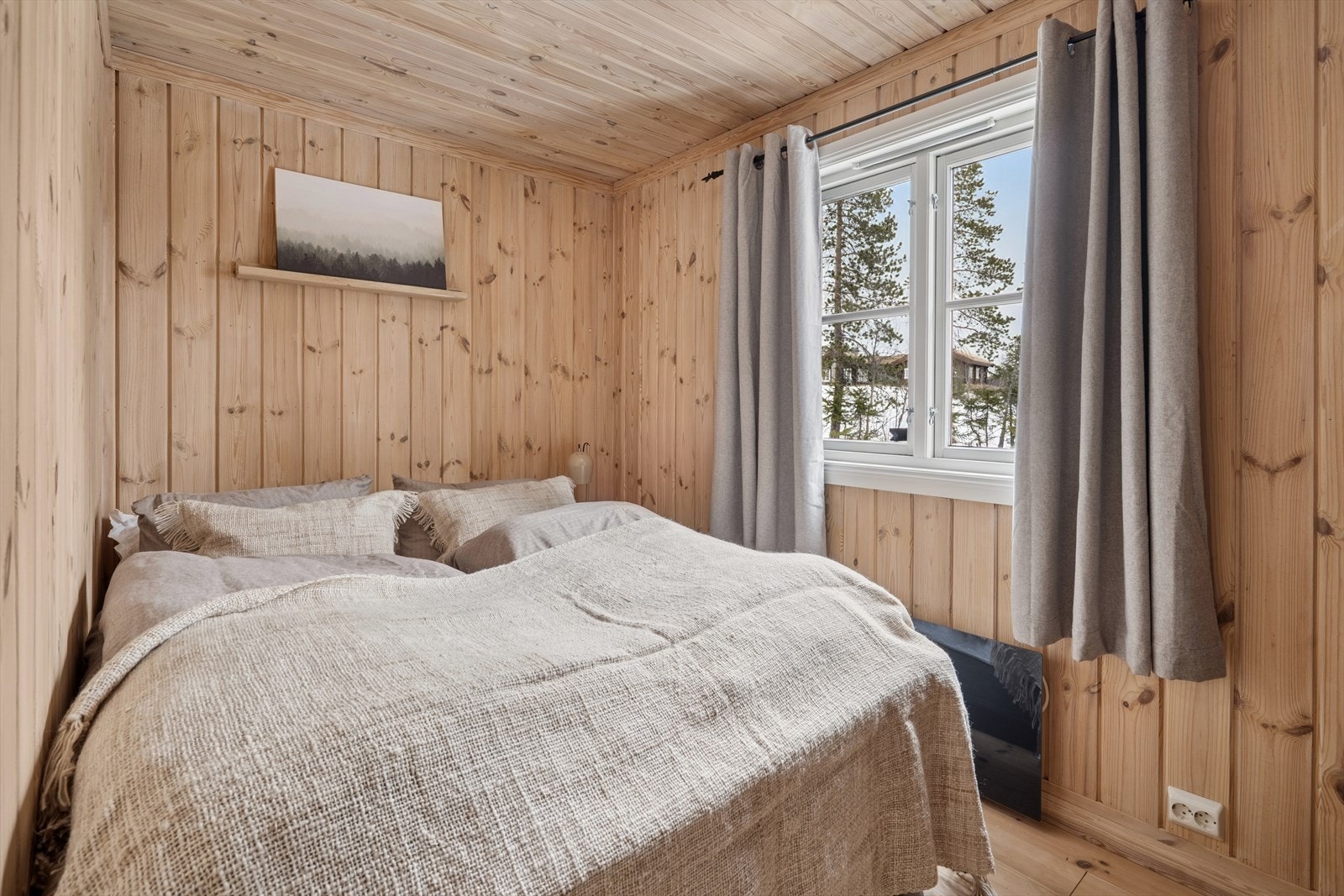 Lyst og trivelig soverom med plass til dobbeltseng. Galleribilde