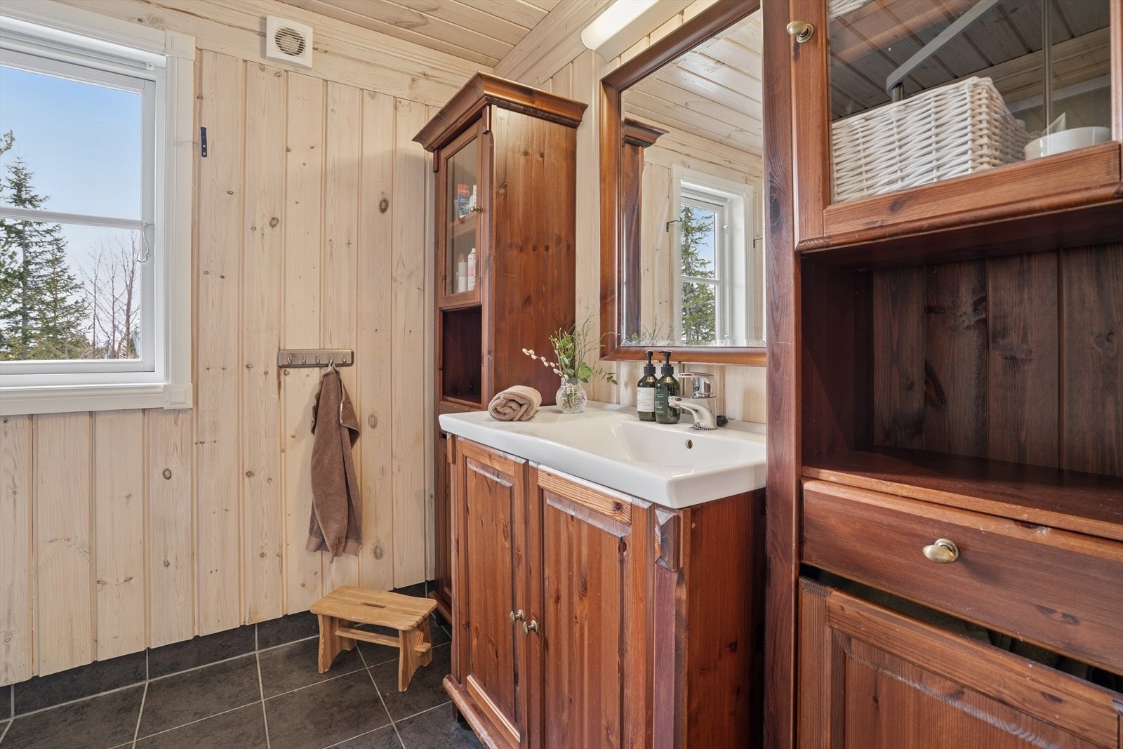 Baderomsinnredning med servant nedfelt i skapinnredning. Galleribilde