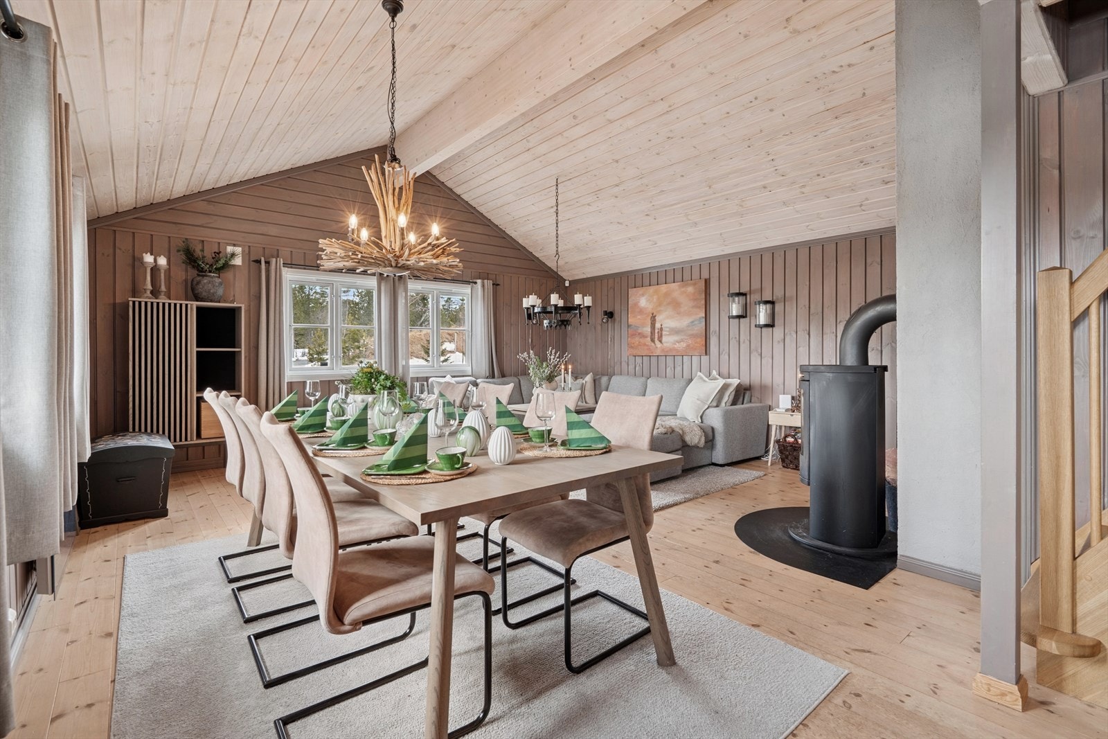 Stue med rom for spisegruppe hvor du kan dekke på og invitere inn til sosiale sammenkomster og hyggelige måltider. Galleribilde