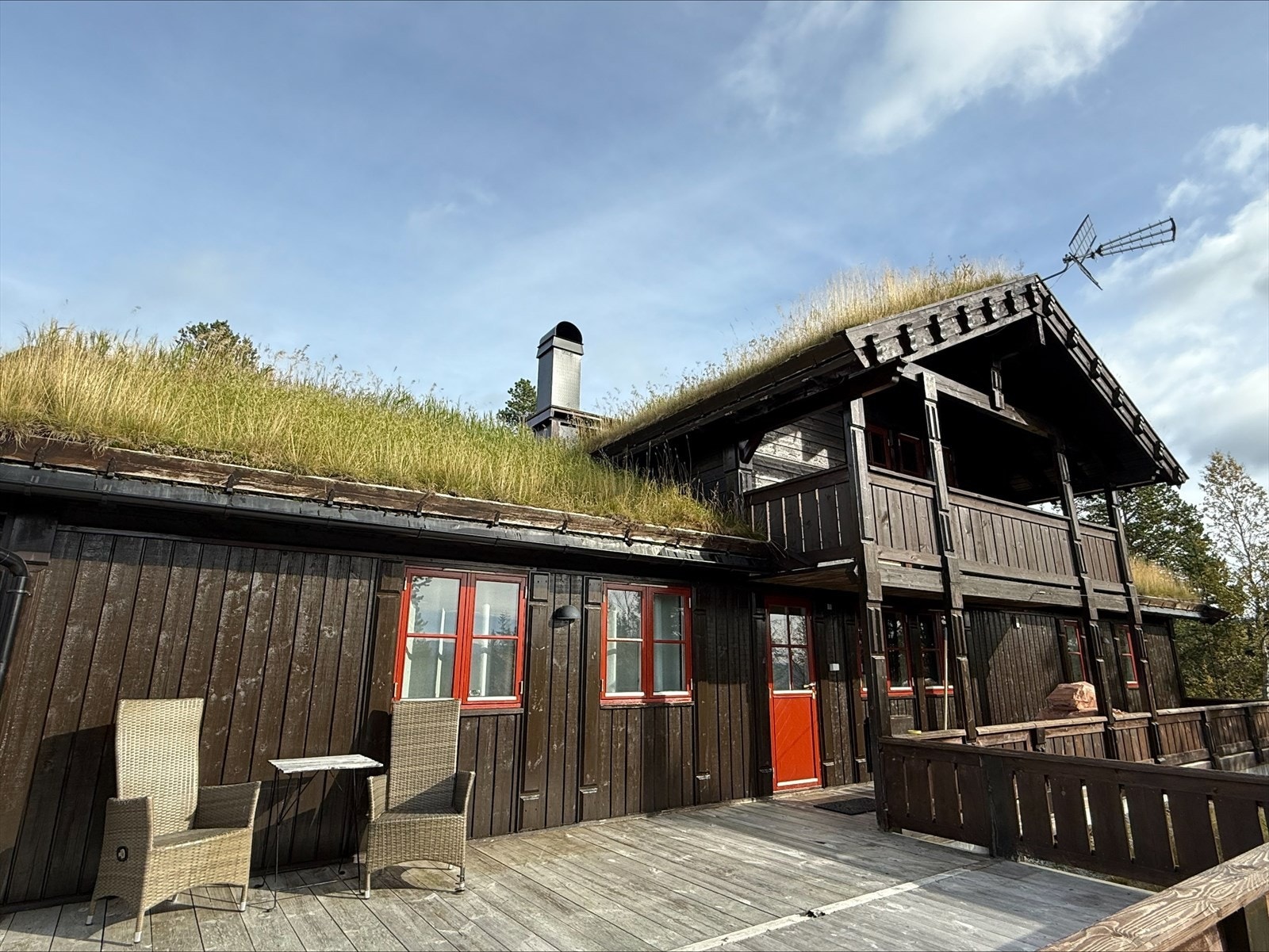 Hytta er på to plan og har en flott, romslig terrasse. Galleribilde