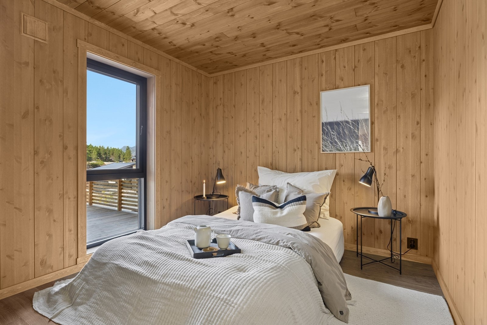 Det er totalt 4 soverom med to i hver etasje. Galleribilde