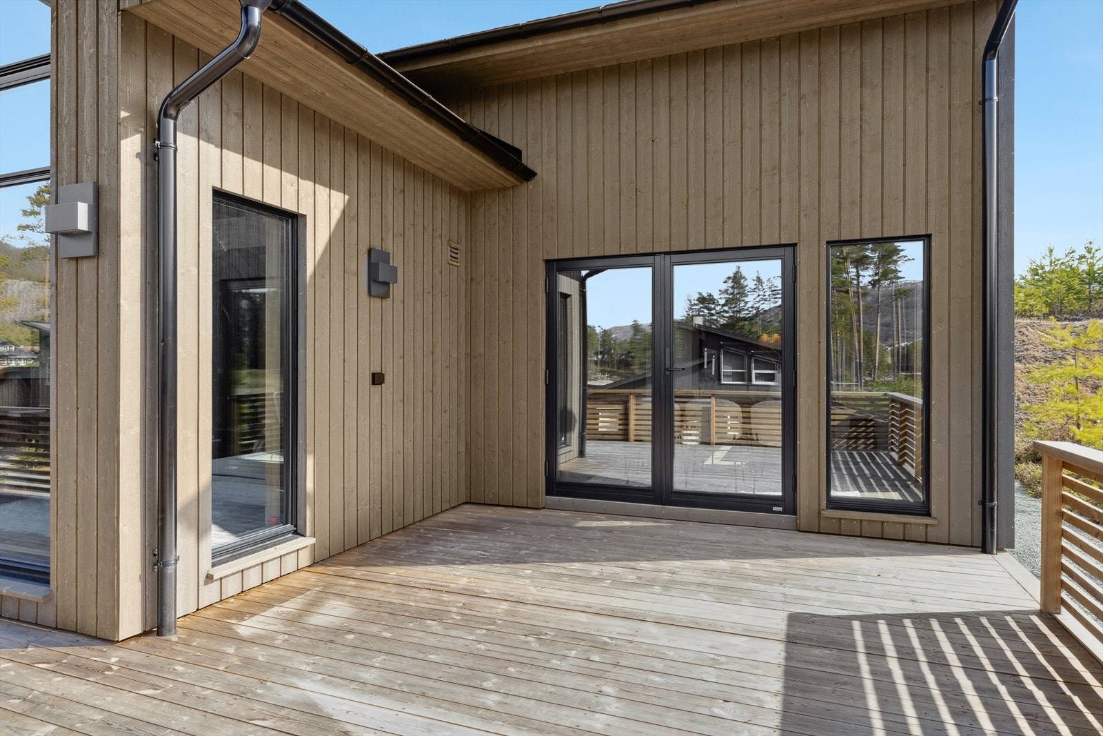 Denne hytta er en gjennomført lekker og moderne. Her er alle valg tatt og nå står hytta klar å venter på ny eier! Galleribilde