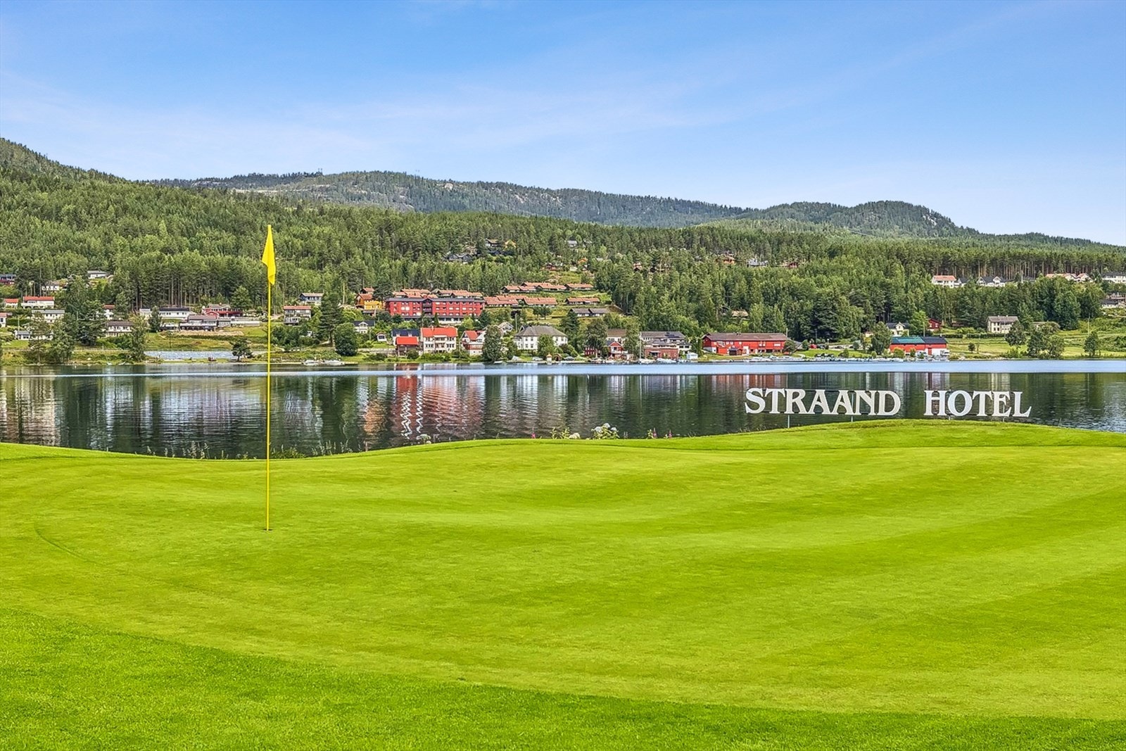 Spill golf i naturskjønne omgivelser og avslutt med et hyggelig kafèbesøk. Galleribilde