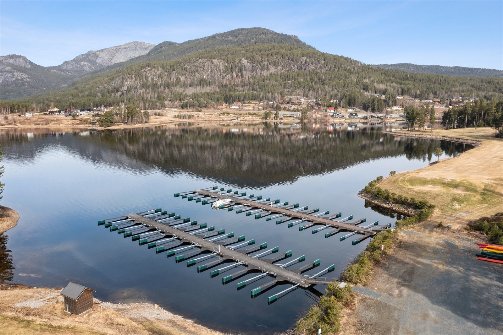 Båtplass nr 51 medfølger hytta. Det er gangavstand til båtplassen. Et supert sted å ta et forfriskende bad i ferskvann. Galleribilde