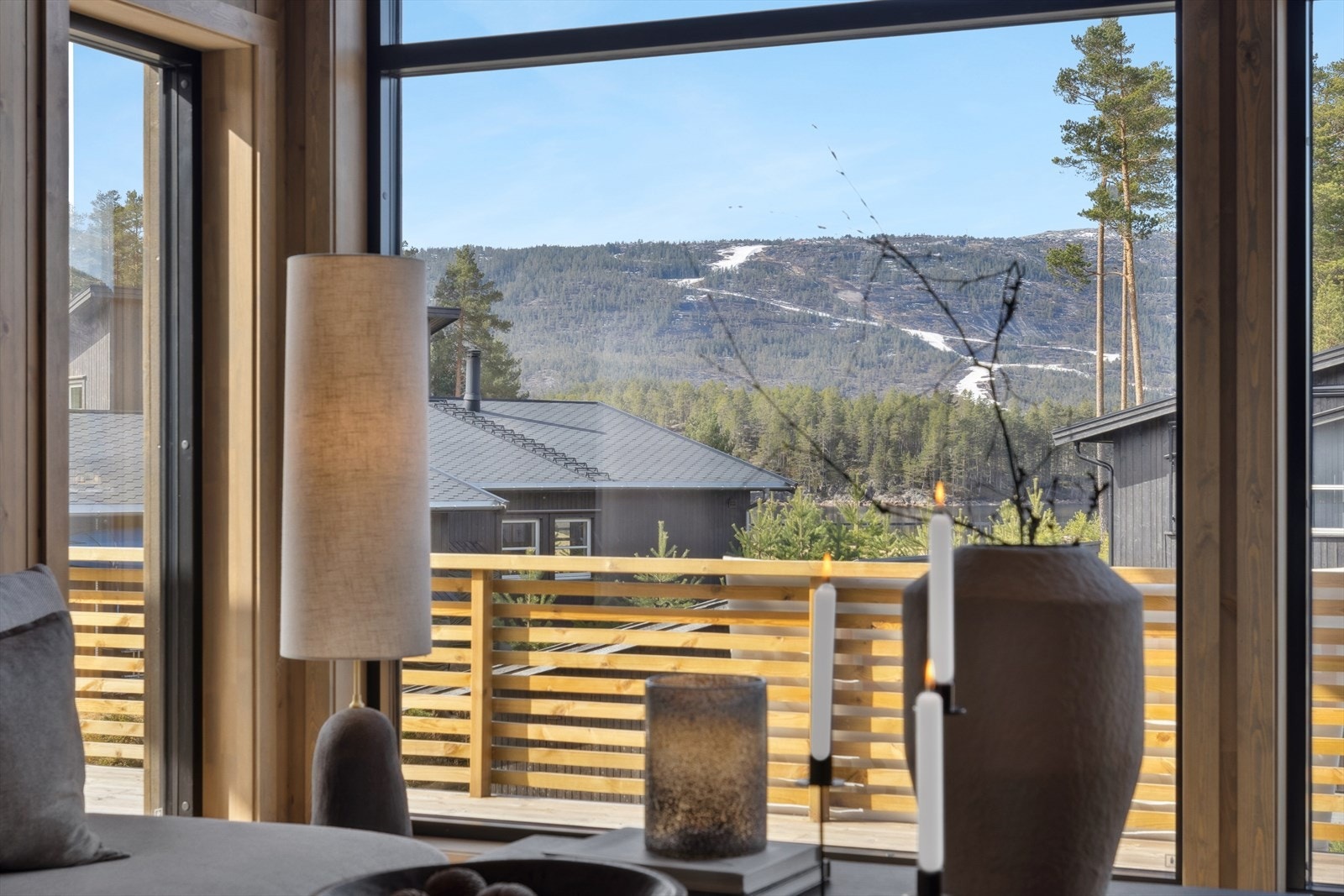 Fra stuevindu ser du alpinanlegget i Vrådal Panorama. Kun få minutters kjøring fra hytta. Galleribilde