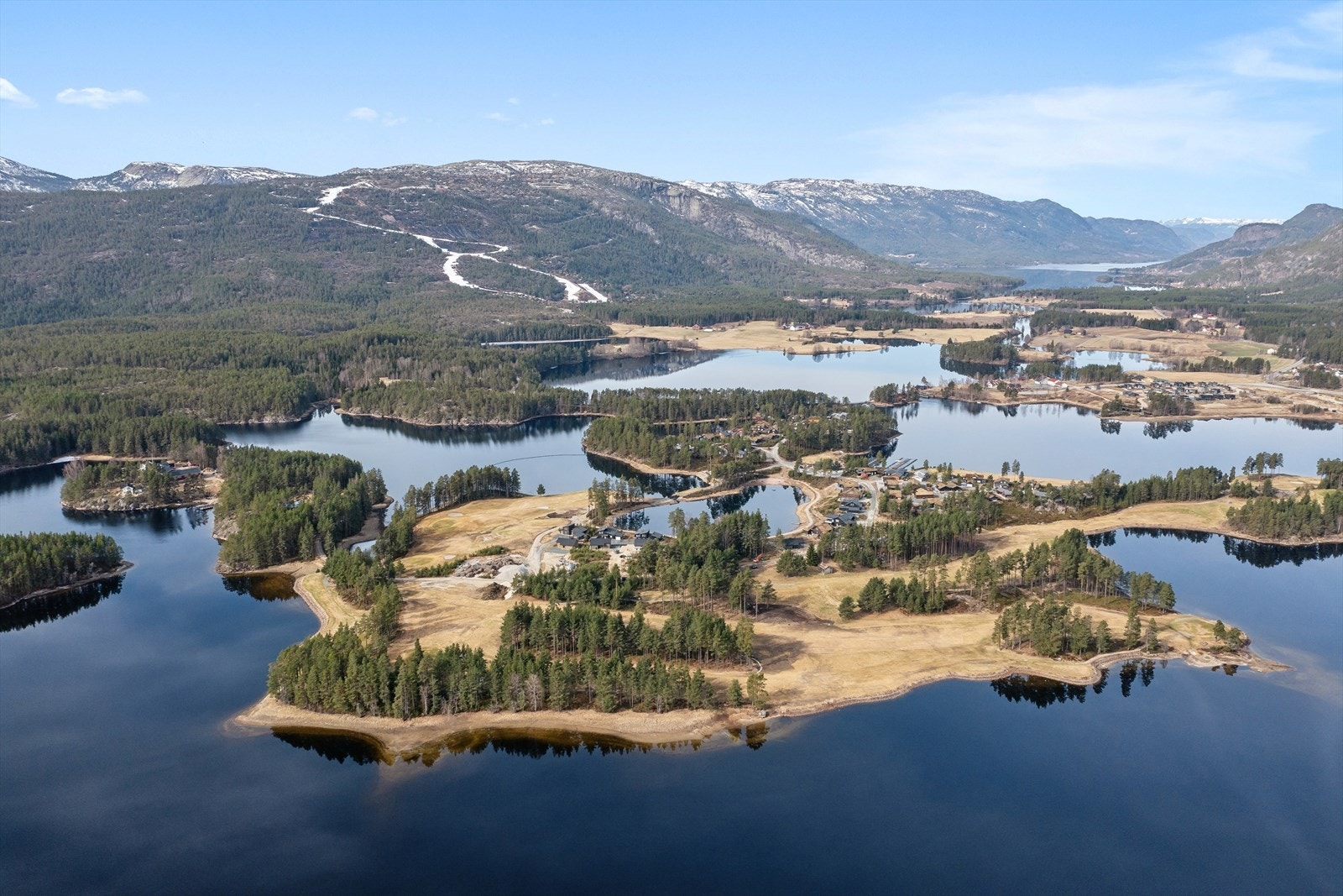 For deg som ikke har opplevd Vrådal, anbefales et besøk. Dette er en helårsdestinasjon med golf som hovedattraksjon sommerstid, og alpin vinterstid. Galleribilde